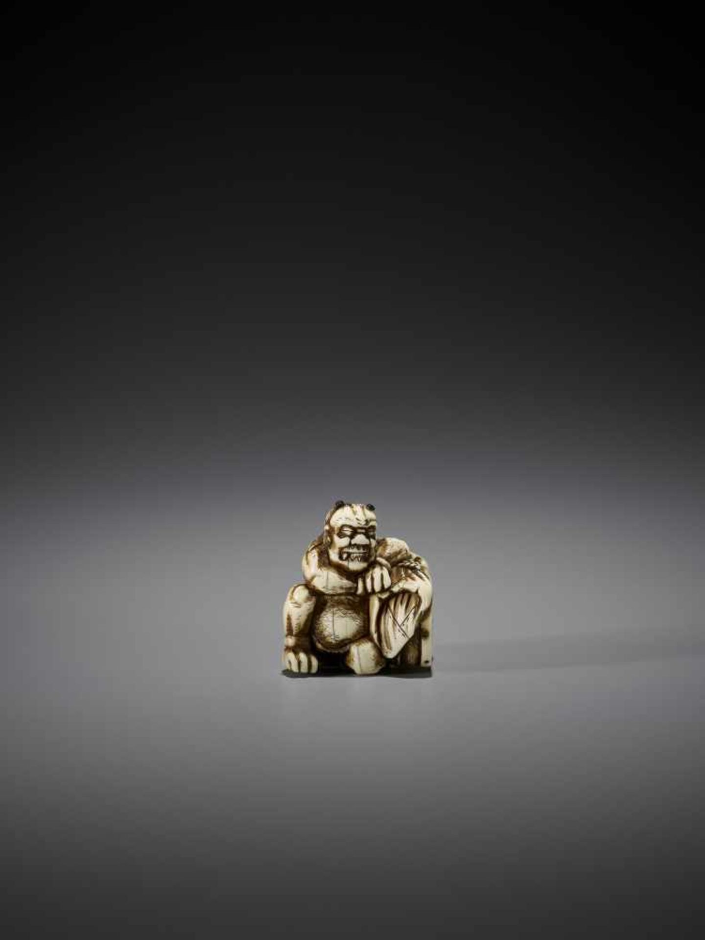 AN IVORY NETSUKE OF RAIJIN - Image 6 of 7