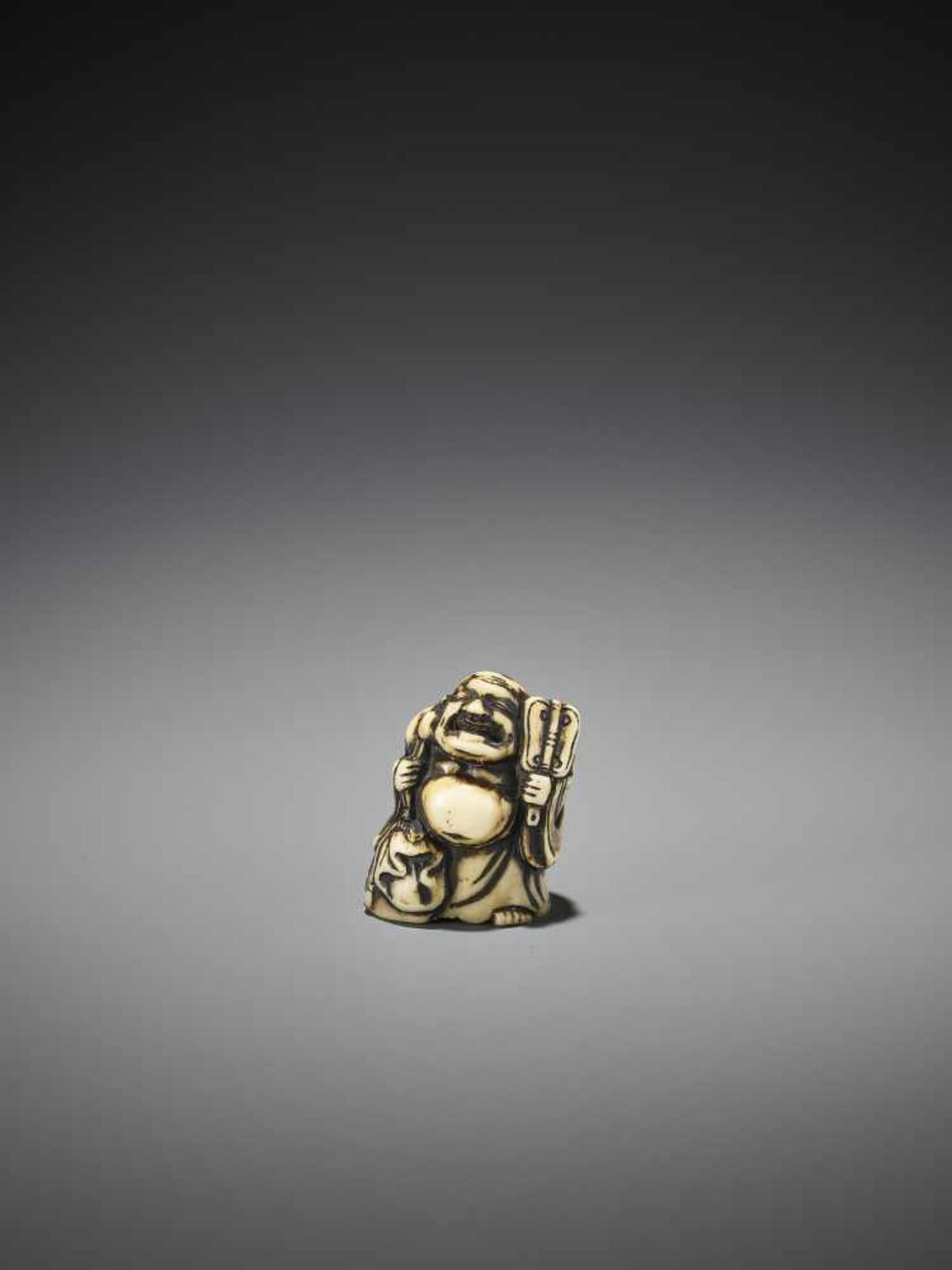 A RARE AND EARLY MARINE IVORY NETSUKE OF A BIZEN MODEL OF HOTEI - Image 4 of 9