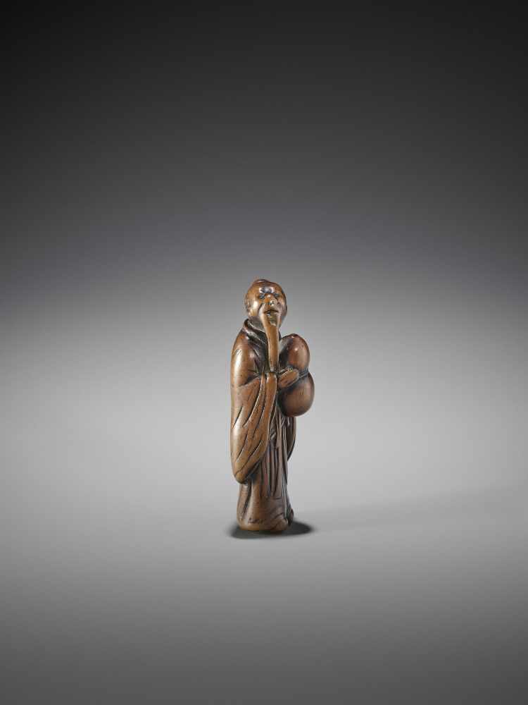 AN EARLY WOOD NETSUKE OF A CHINESE SAGE WITH GOURD - Image 6 of 7