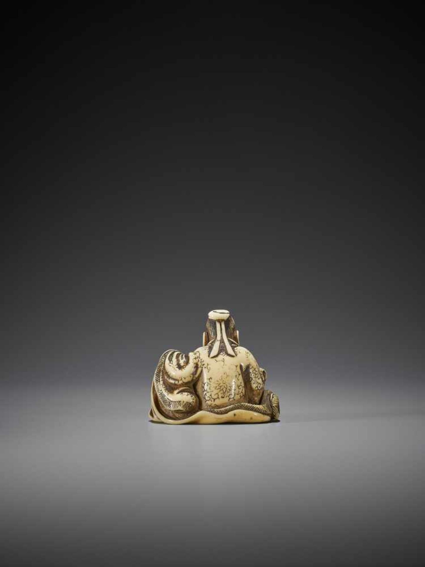 HOSHIN: A RARE IVORY NETSUKE OF A CHINESE SAGE WITH SNAKE - Image 7 of 13