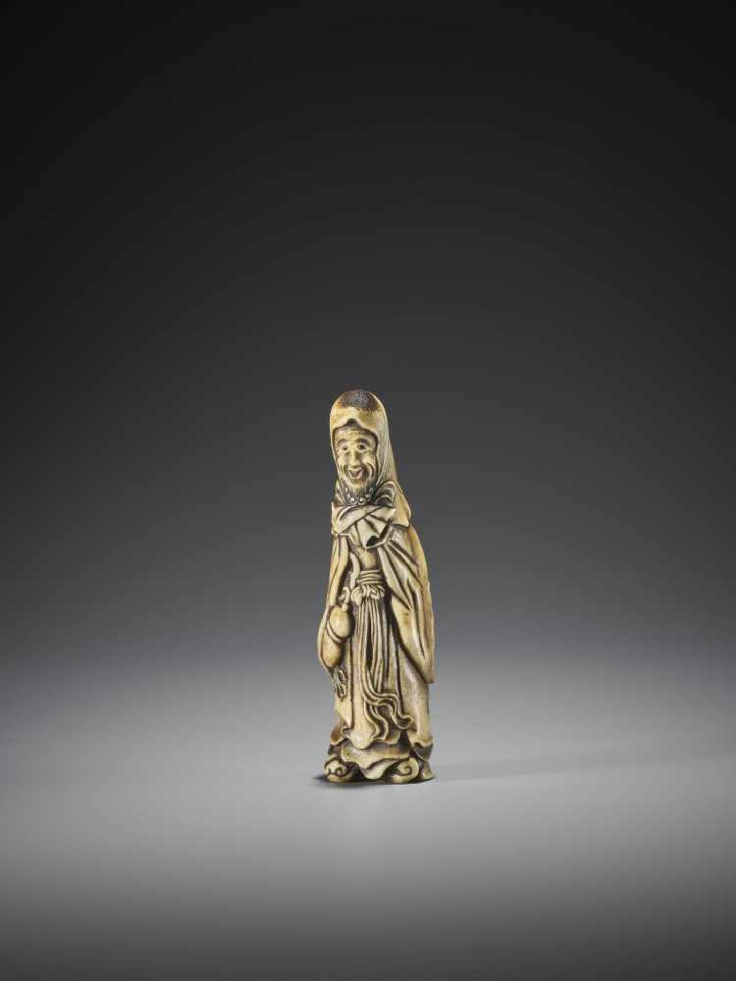 A SUPERB AND UNUSUAL STAG ANTLER NETSUKE OF A FOREIGNER - Image 4 of 10