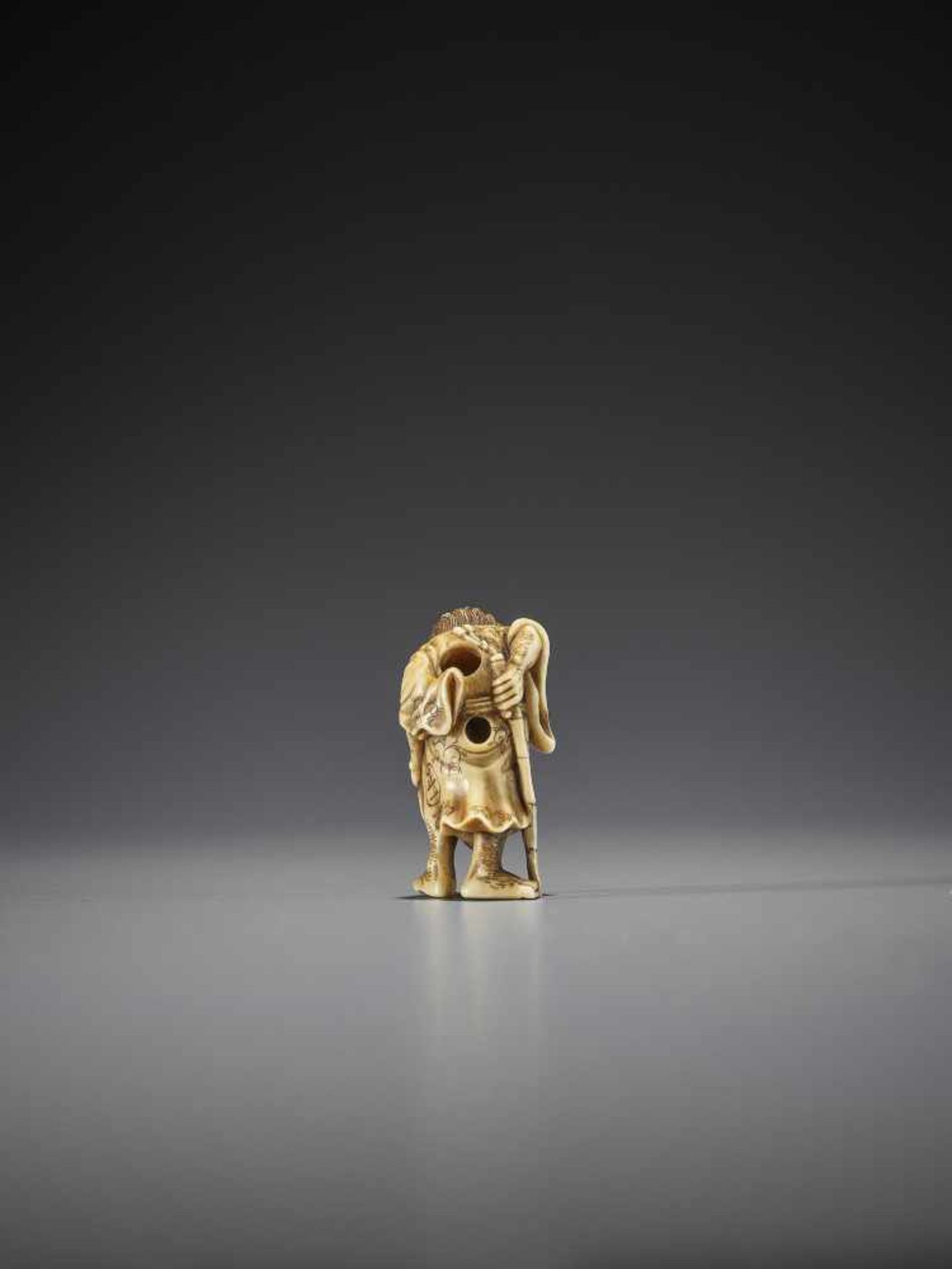 MASAKAZU: AN IVORY NETSUKE OF TEKKAI SENNIN - Bild 5 aus 9