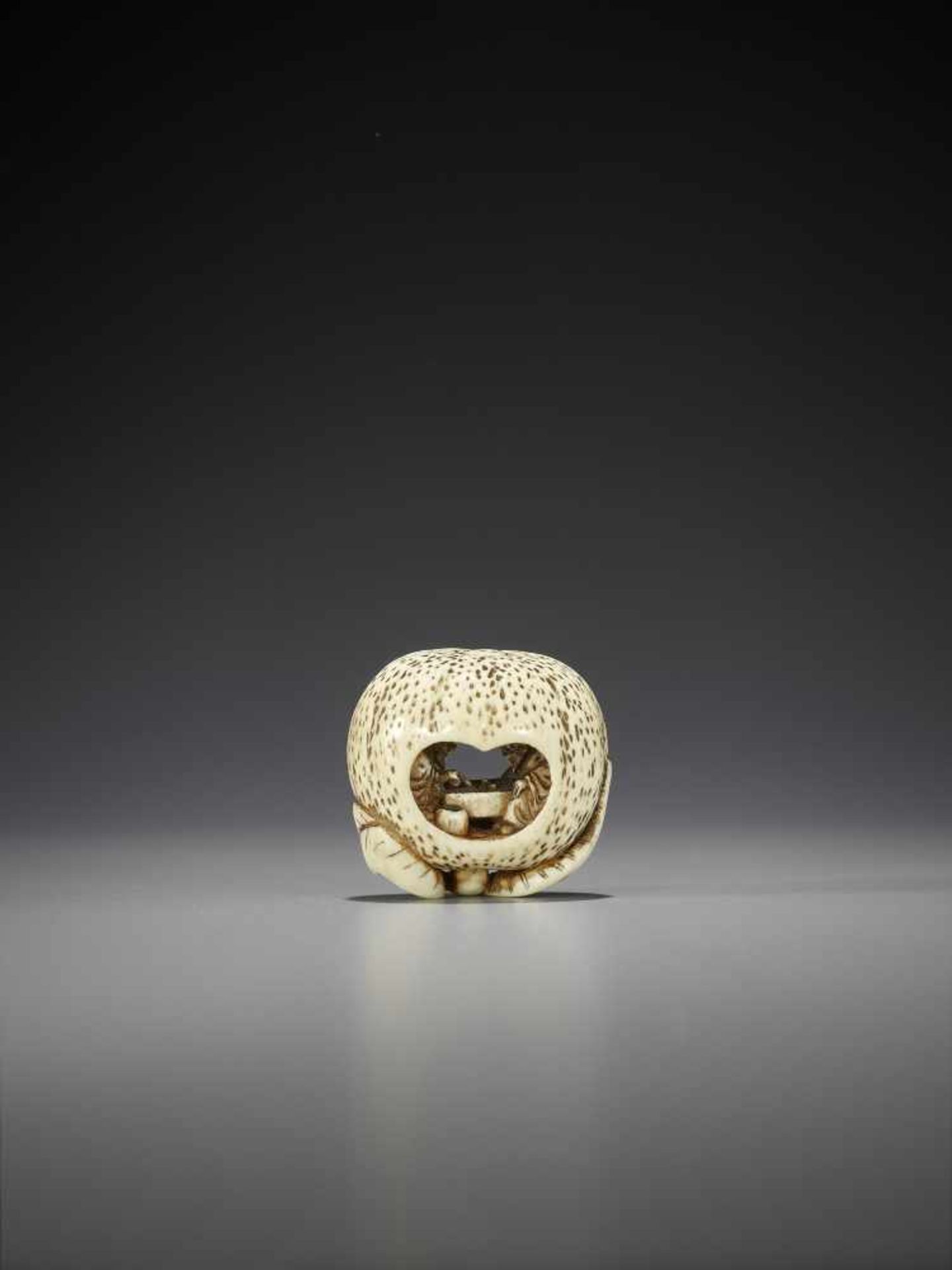 AN IVORY NETSUKE OF TWO SAGES INSIDE A MIKAN - Bild 4 aus 7