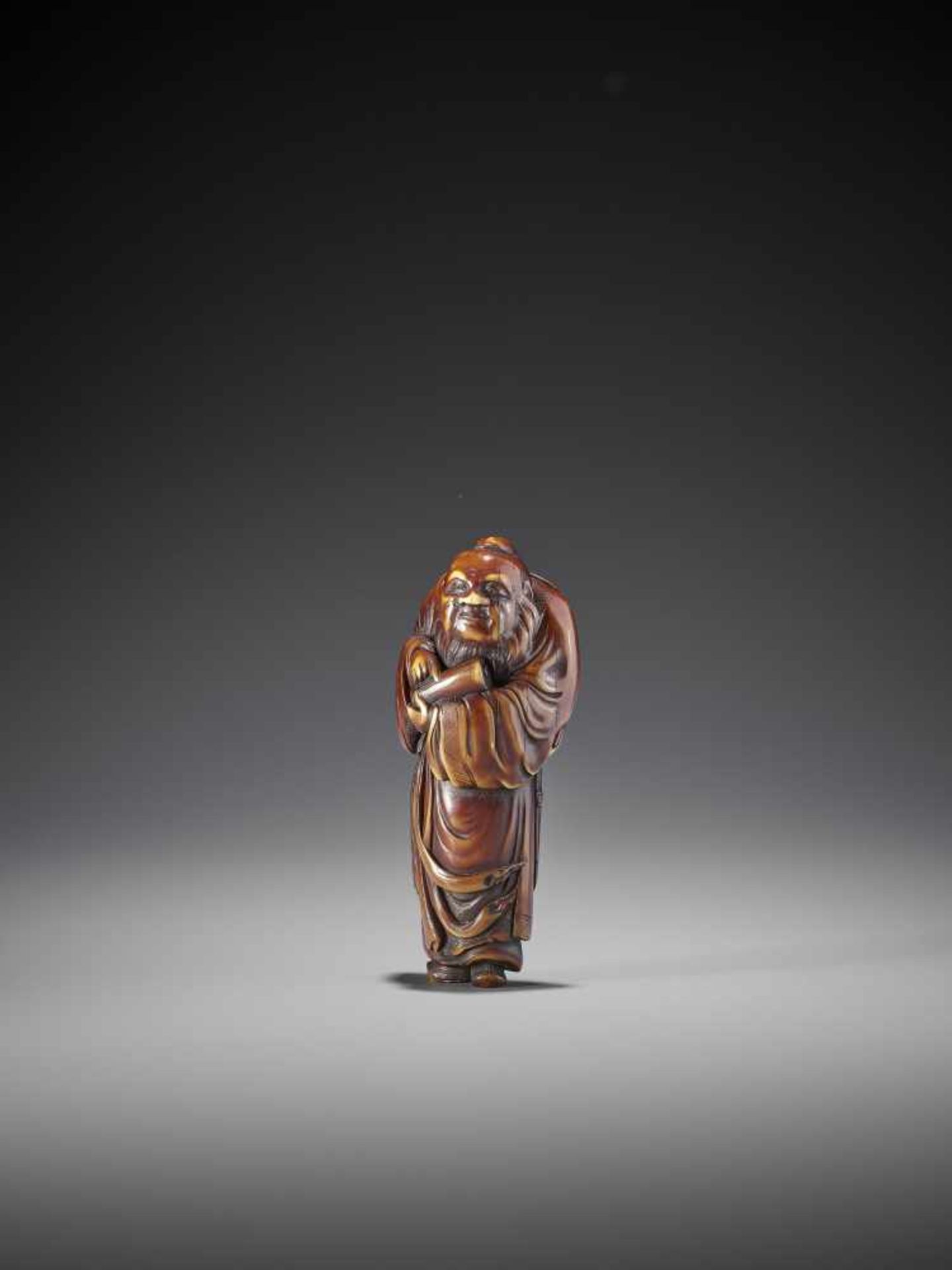 A LARGE STAINED IVORY NETSUKE OF A CHINESE IMMORTAL - Bild 3 aus 8