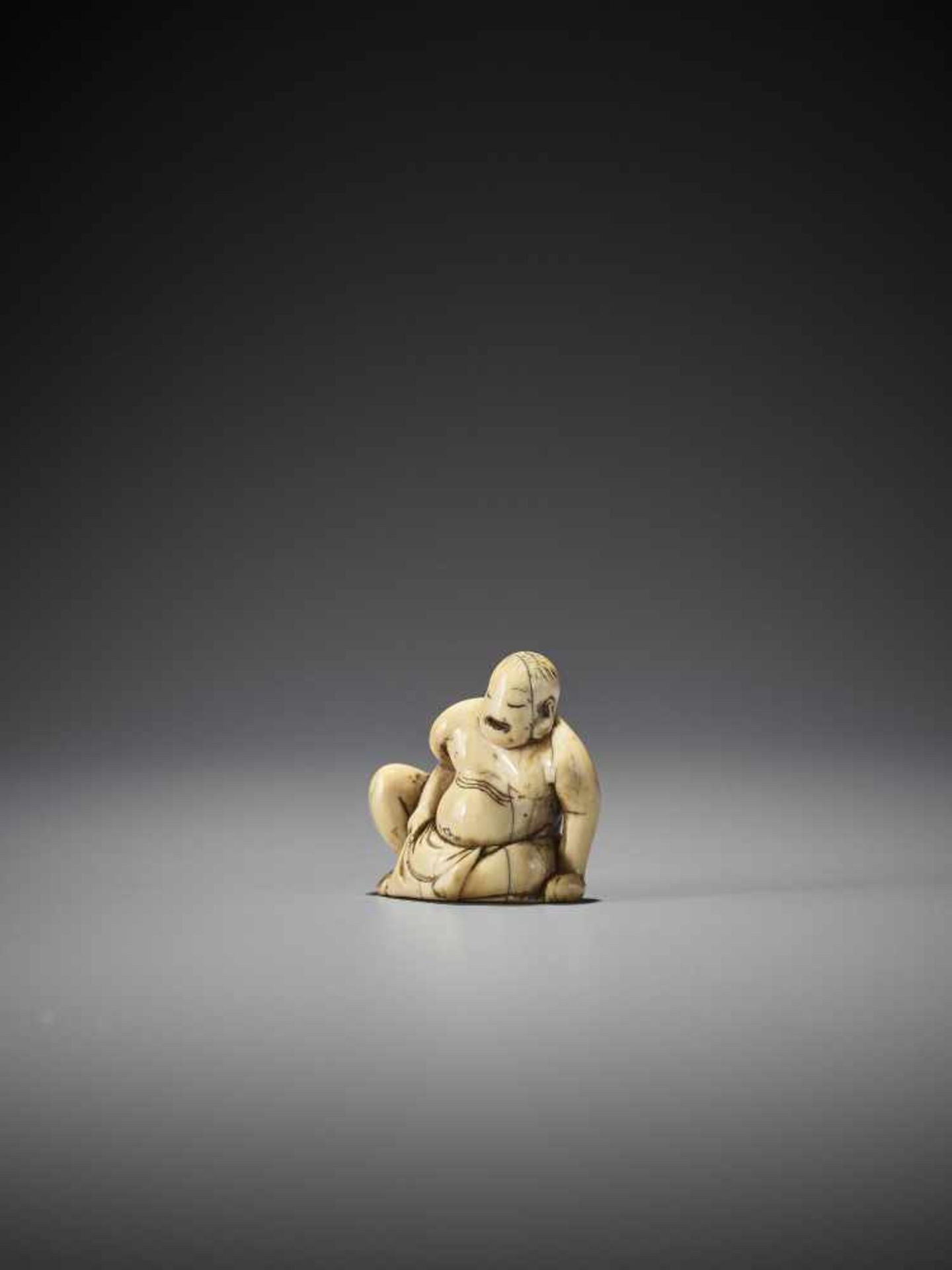 AN EARLY IVORY NETSUKE OF HOTEI - Image 6 of 8