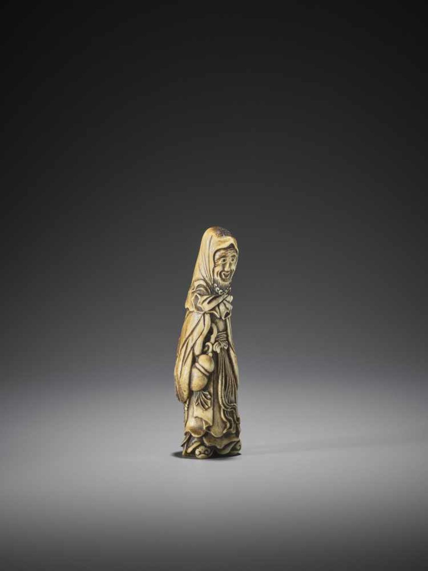 A SUPERB AND UNUSUAL STAG ANTLER NETSUKE OF A FOREIGNER - Image 8 of 10
