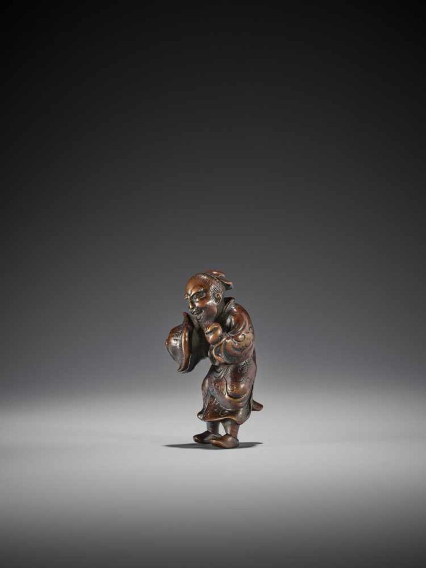 A RARE WOOD NETSUKE OF A CHINESE MAN - Bild 2 aus 7