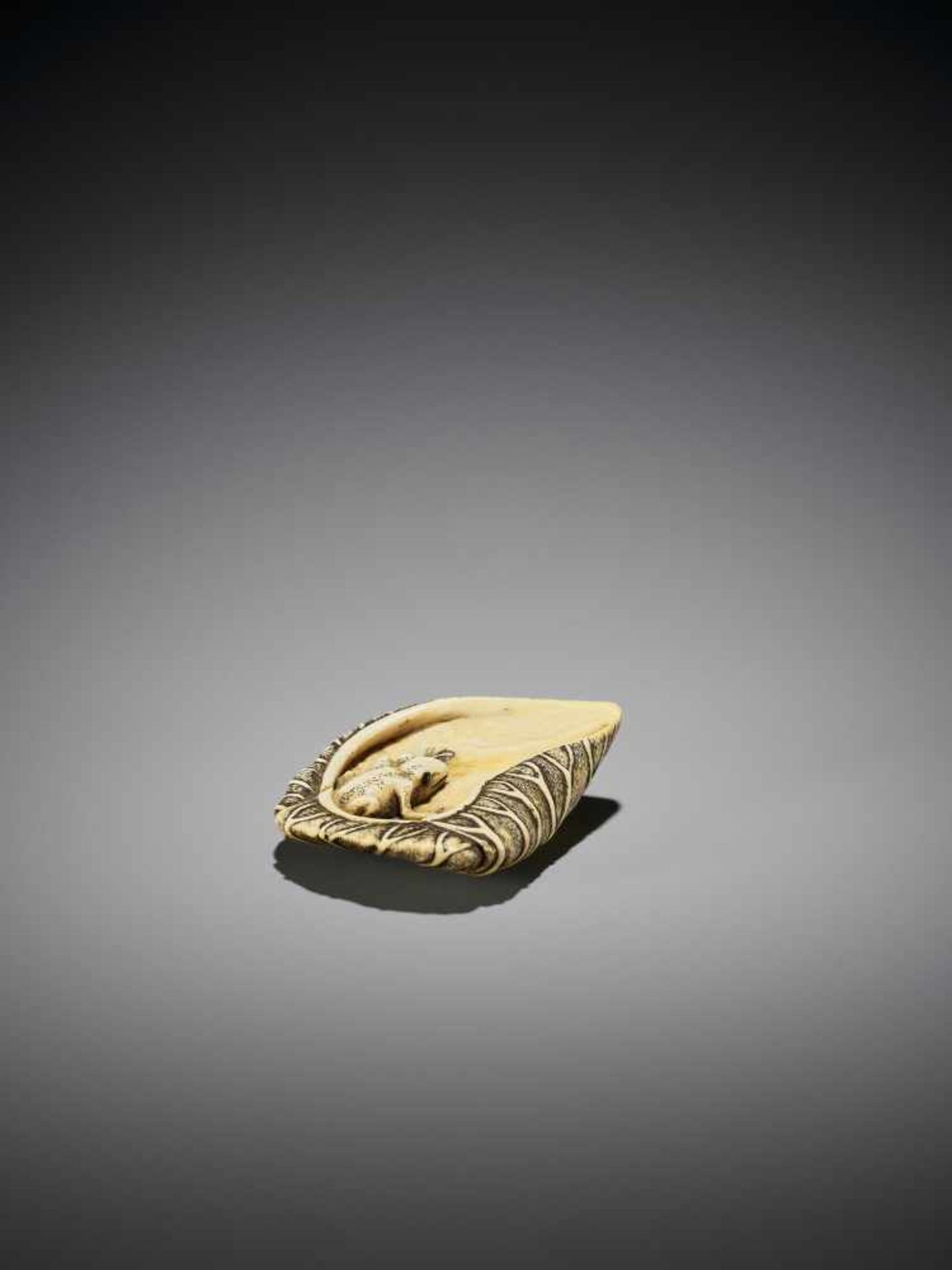 YOSHINAGA: A SUPERB IVORY NETSUKE OF A FROG IN LOTUS LEAF - Bild 6 aus 10