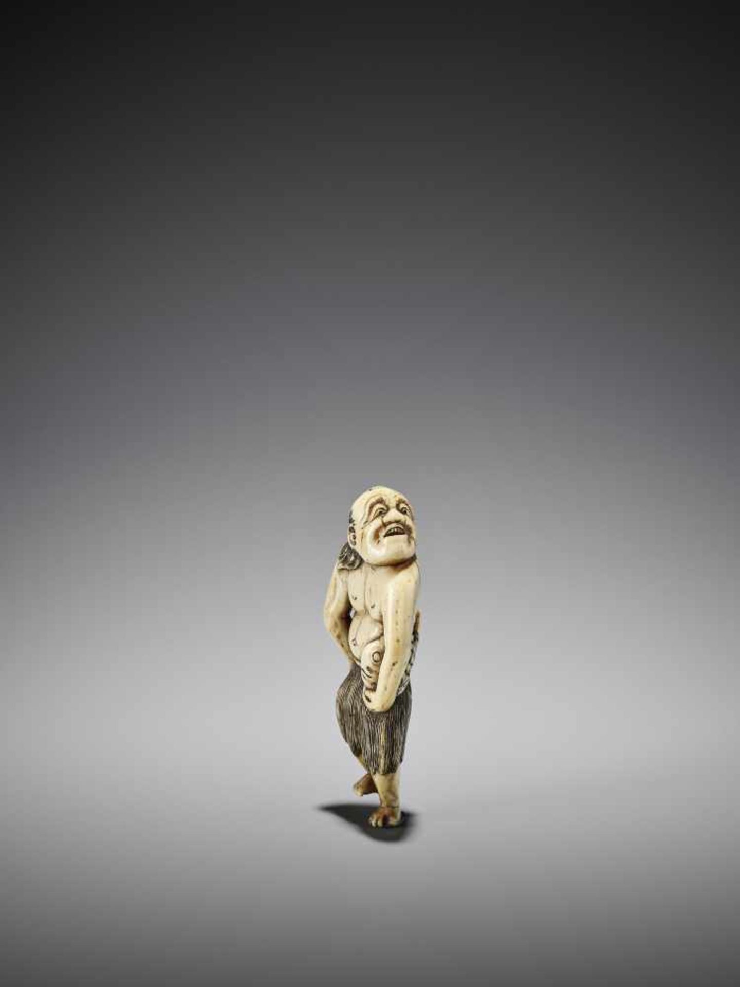 A VERY RARE IVORY NETSUKE OF A FISHERMAN - Image 3 of 7