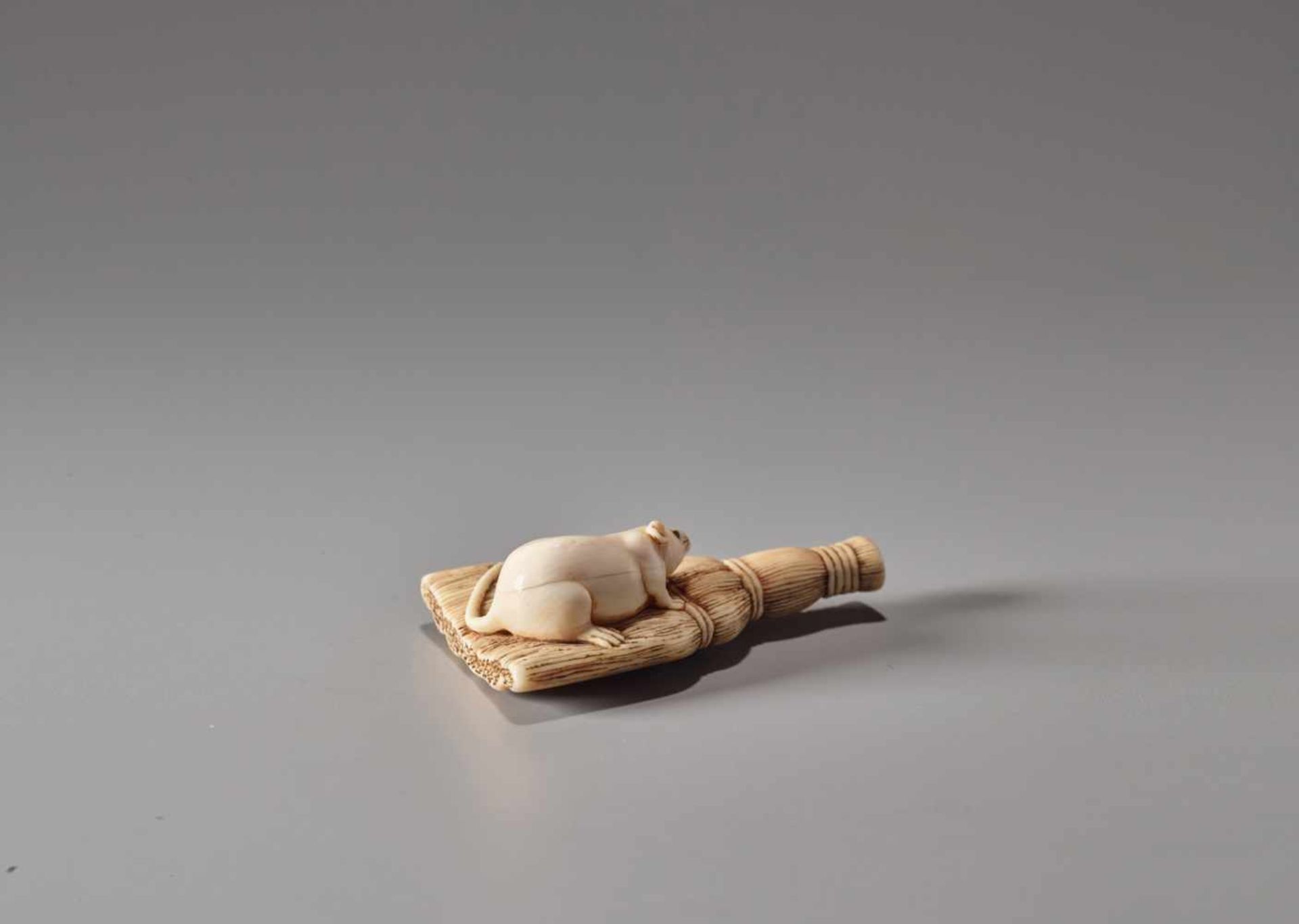 AN IVORY NETSUKE OF A RAT ON A BROOM - Image 5 of 6