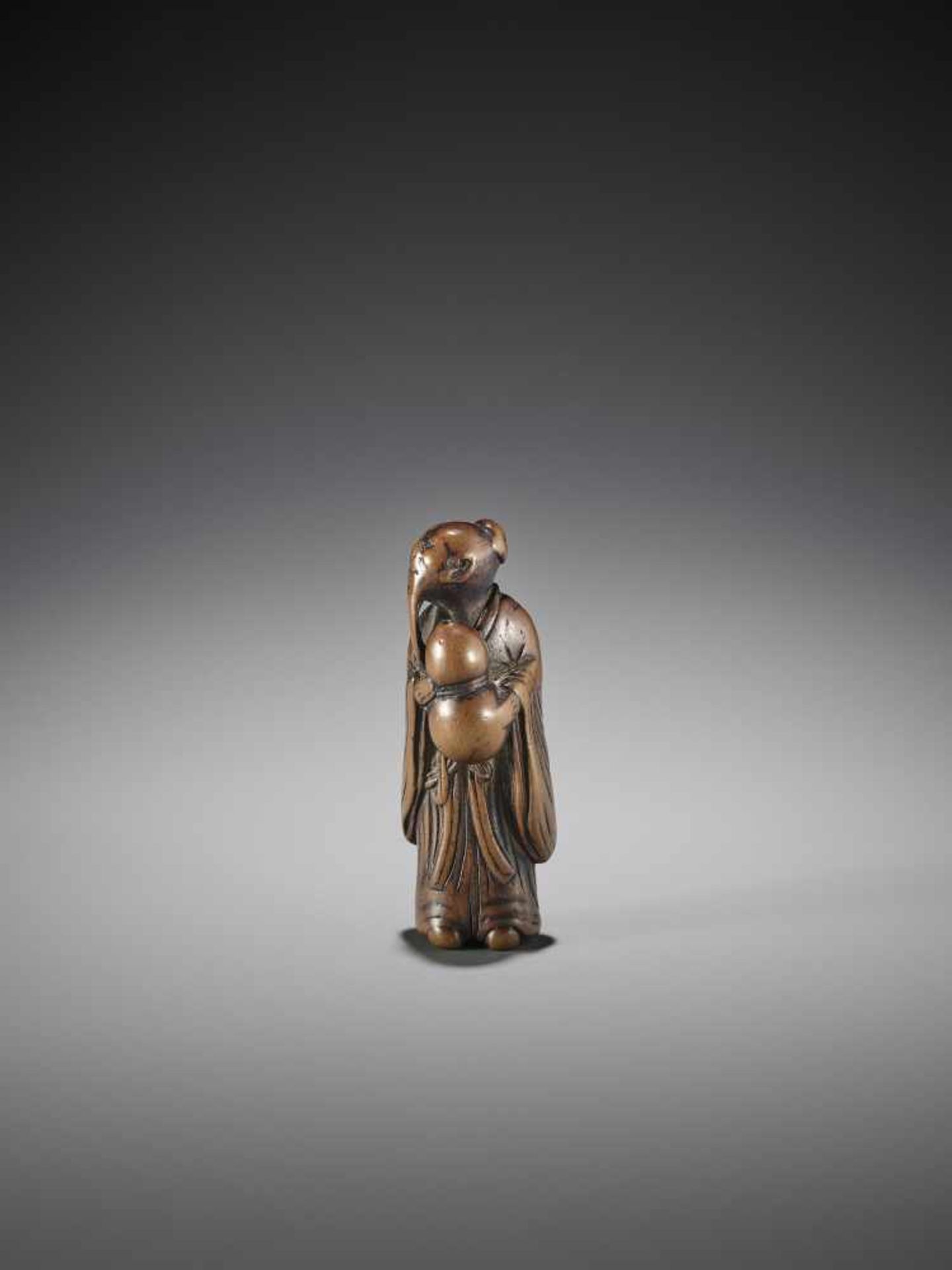 AN EARLY WOOD NETSUKE OF A CHINESE SAGE WITH GOURD - Bild 3 aus 7