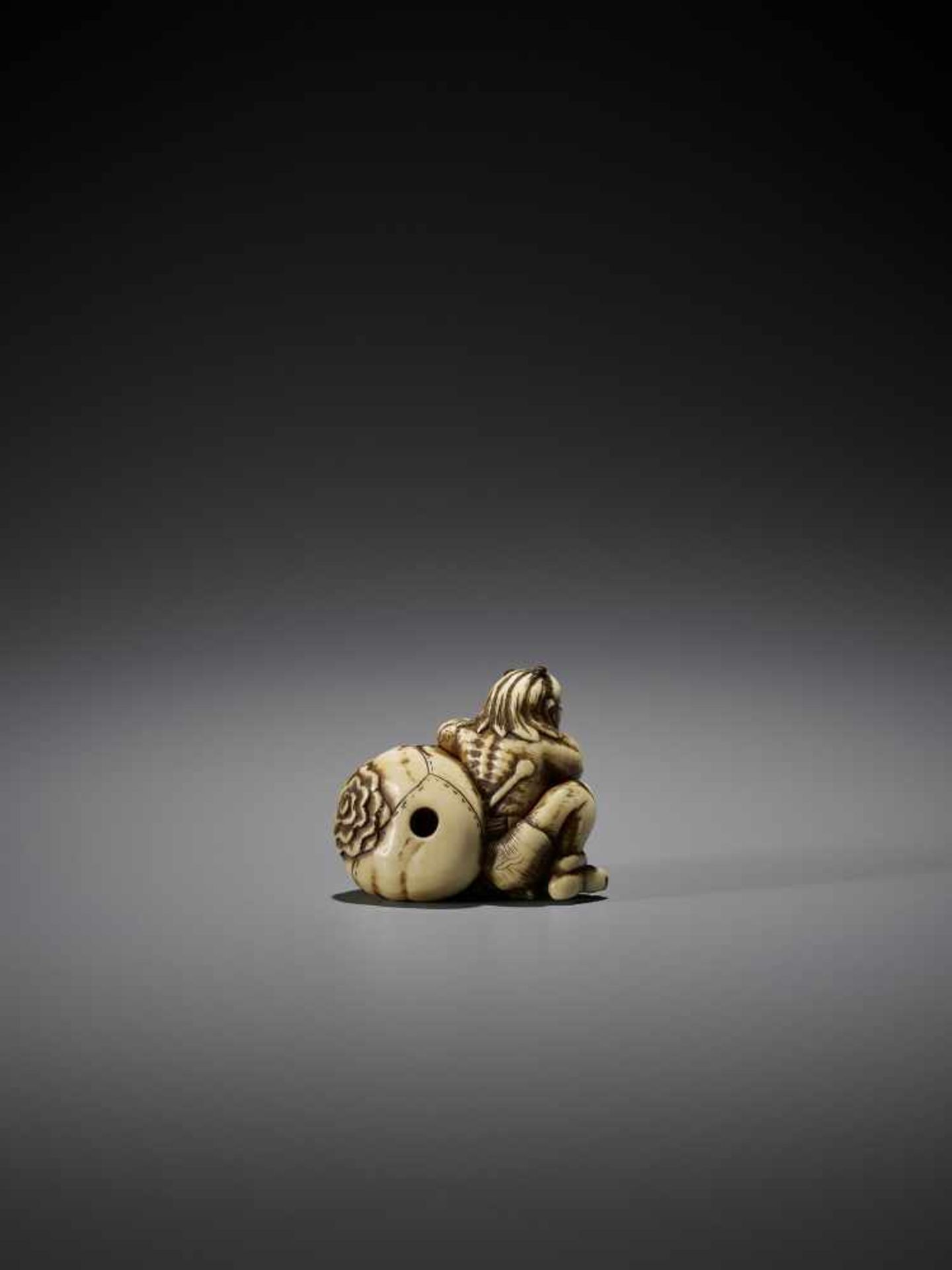 AN IVORY NETSUKE OF RAIJIN - Bild 2 aus 7