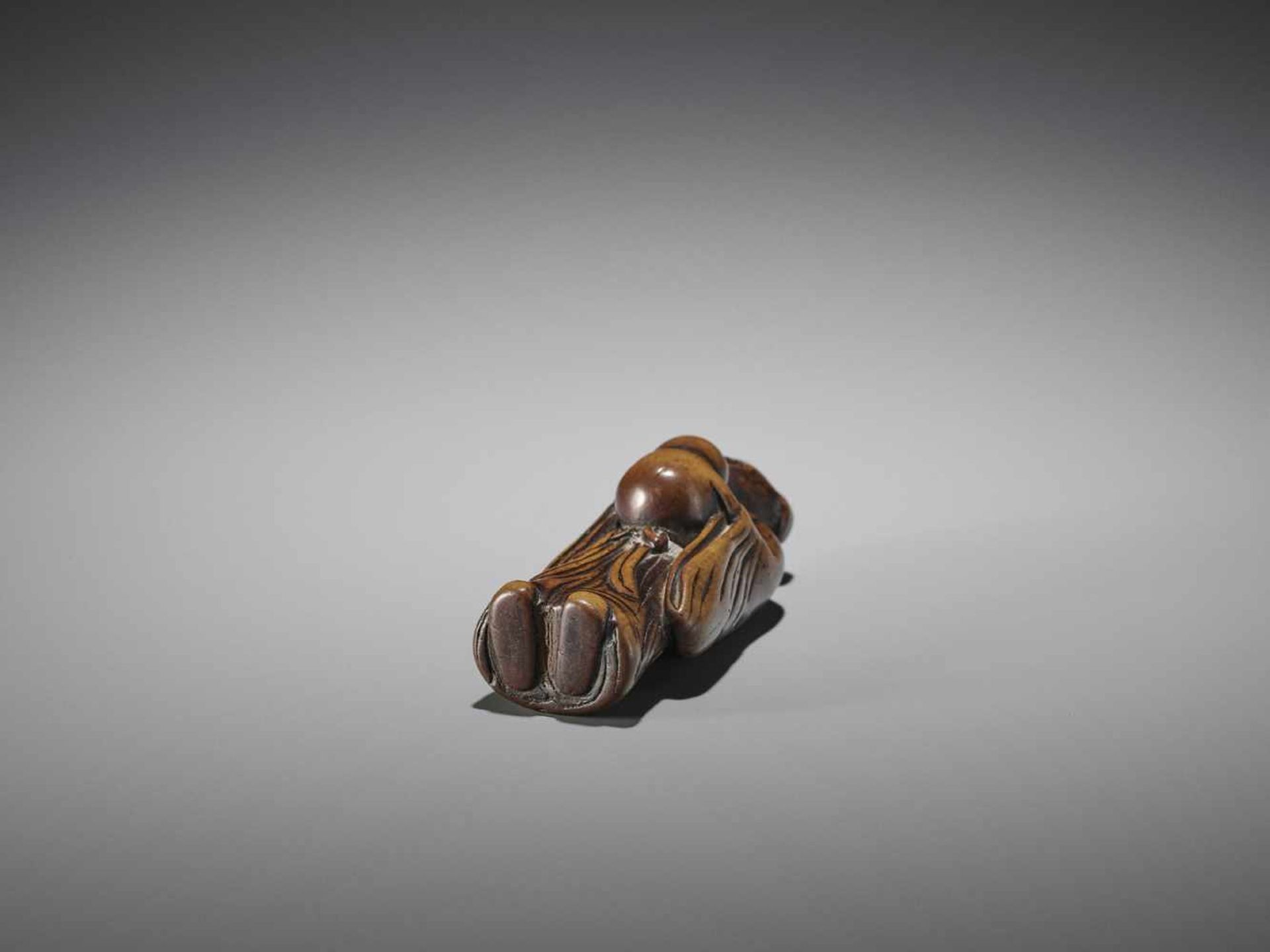 AN EARLY WOOD NETSUKE OF A CHINESE SAGE WITH GOURD - Bild 7 aus 7