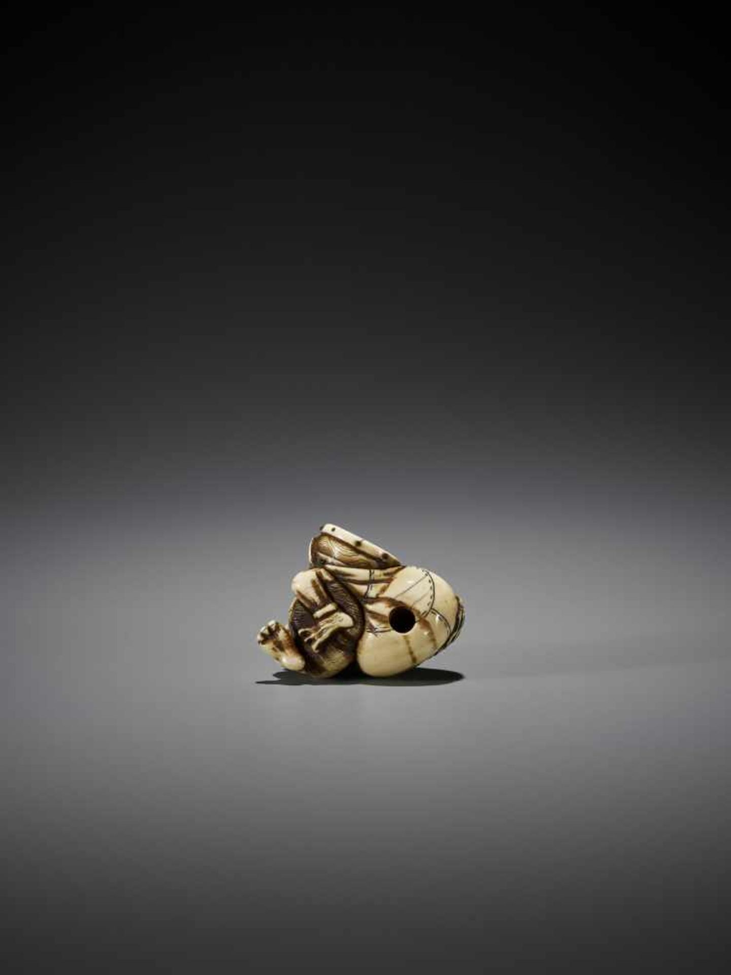 AN IVORY NETSUKE OF RAIJIN - Image 7 of 7