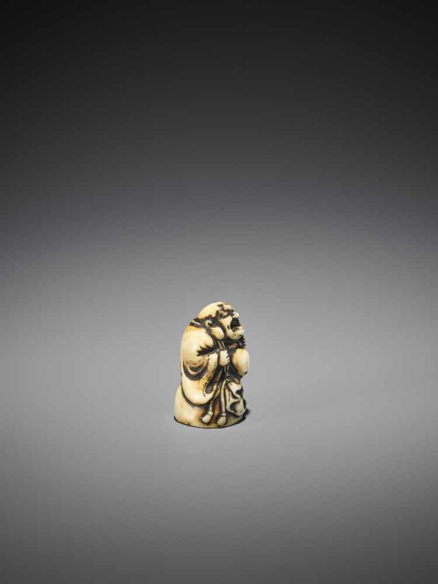 A RARE AND EARLY MARINE IVORY NETSUKE OF A BIZEN MODEL OF HOTEI - Image 7 of 9