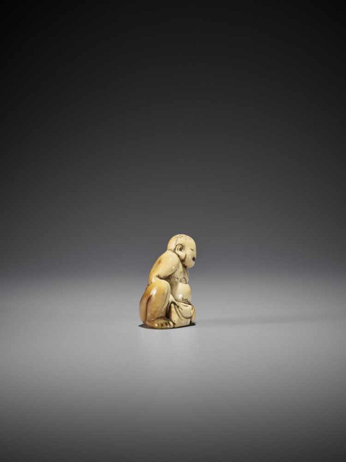 AN EARLY IVORY NETSUKE OF HOTEI - Image 3 of 8