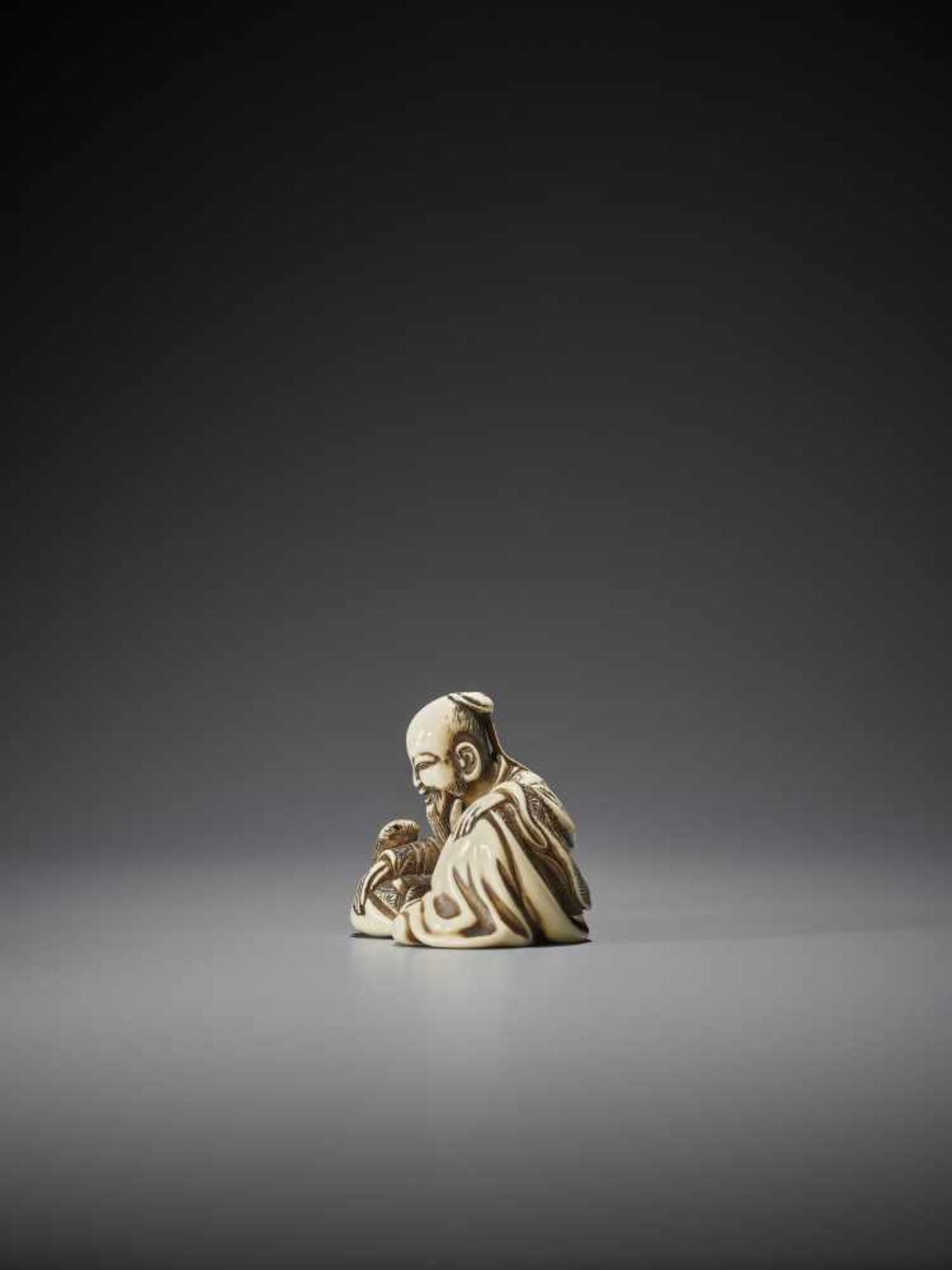 HOSHIN: A RARE IVORY NETSUKE OF A CHINESE SAGE WITH SNAKE - Image 5 of 13