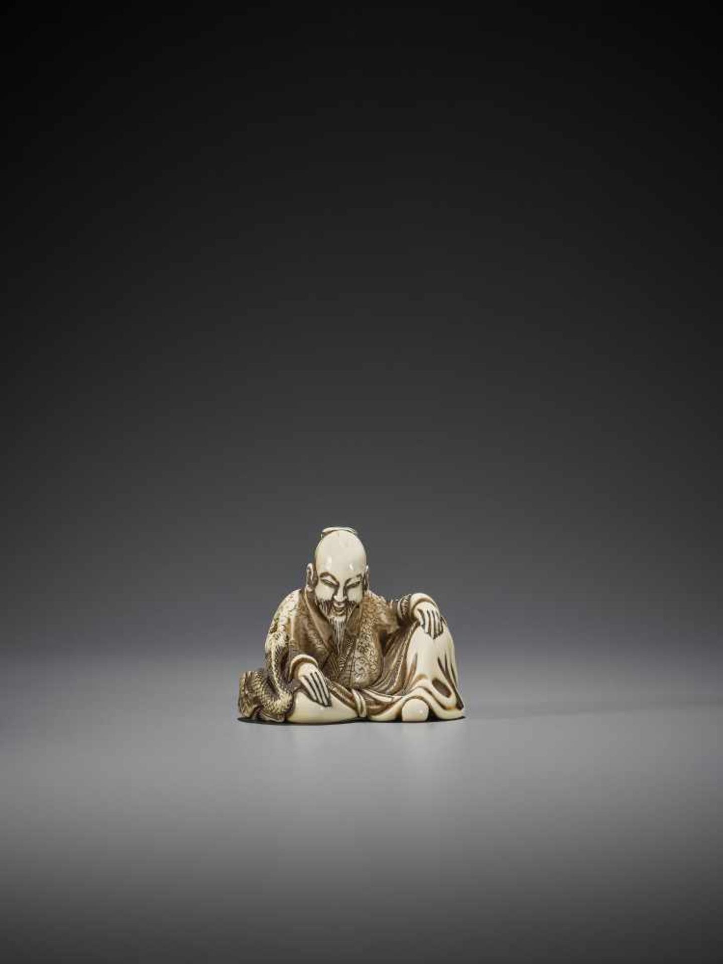 HOSHIN: A RARE IVORY NETSUKE OF A CHINESE SAGE WITH SNAKE - Image 9 of 13