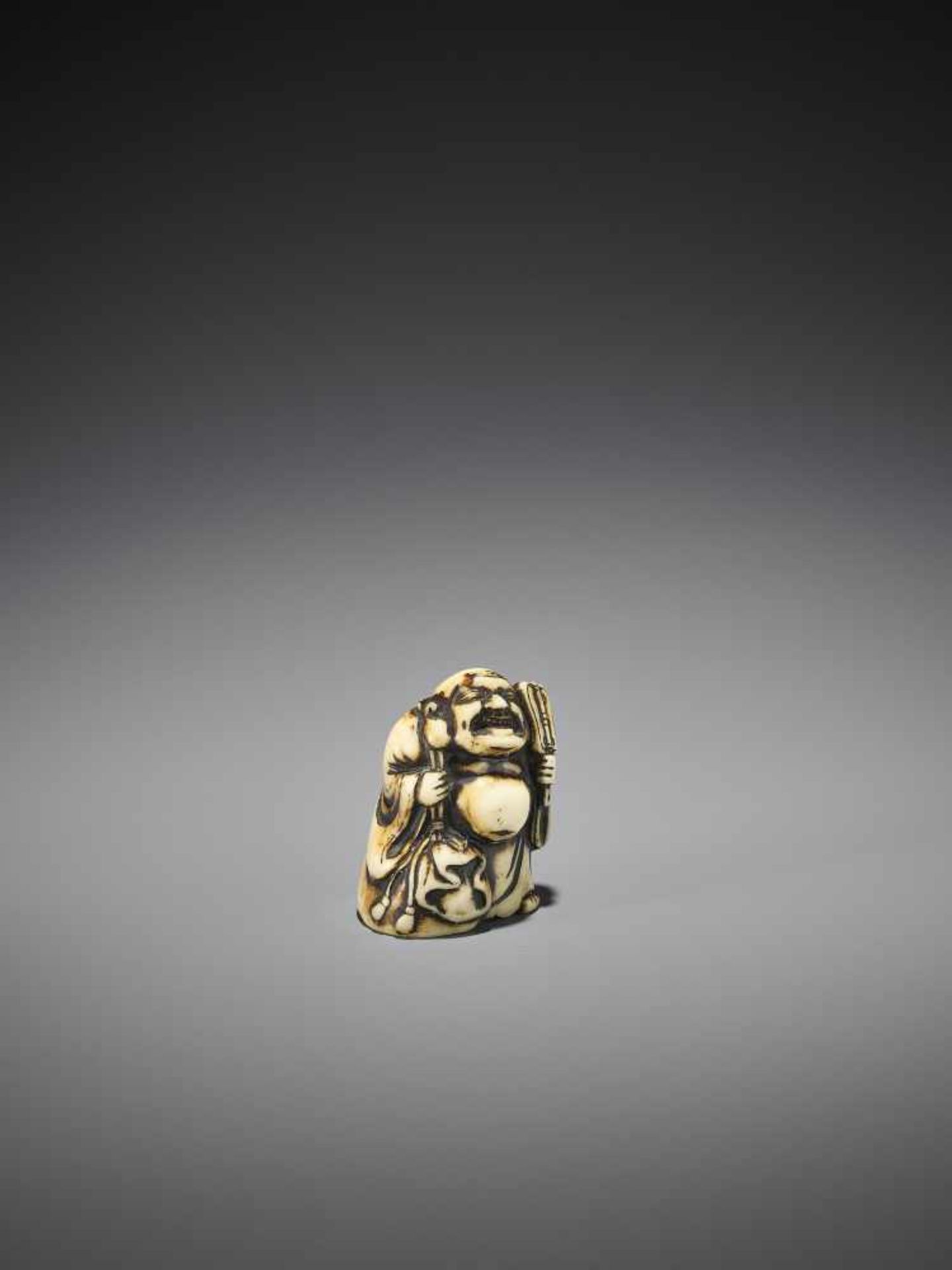 A RARE AND EARLY MARINE IVORY NETSUKE OF A BIZEN MODEL OF HOTEI - Image 8 of 9