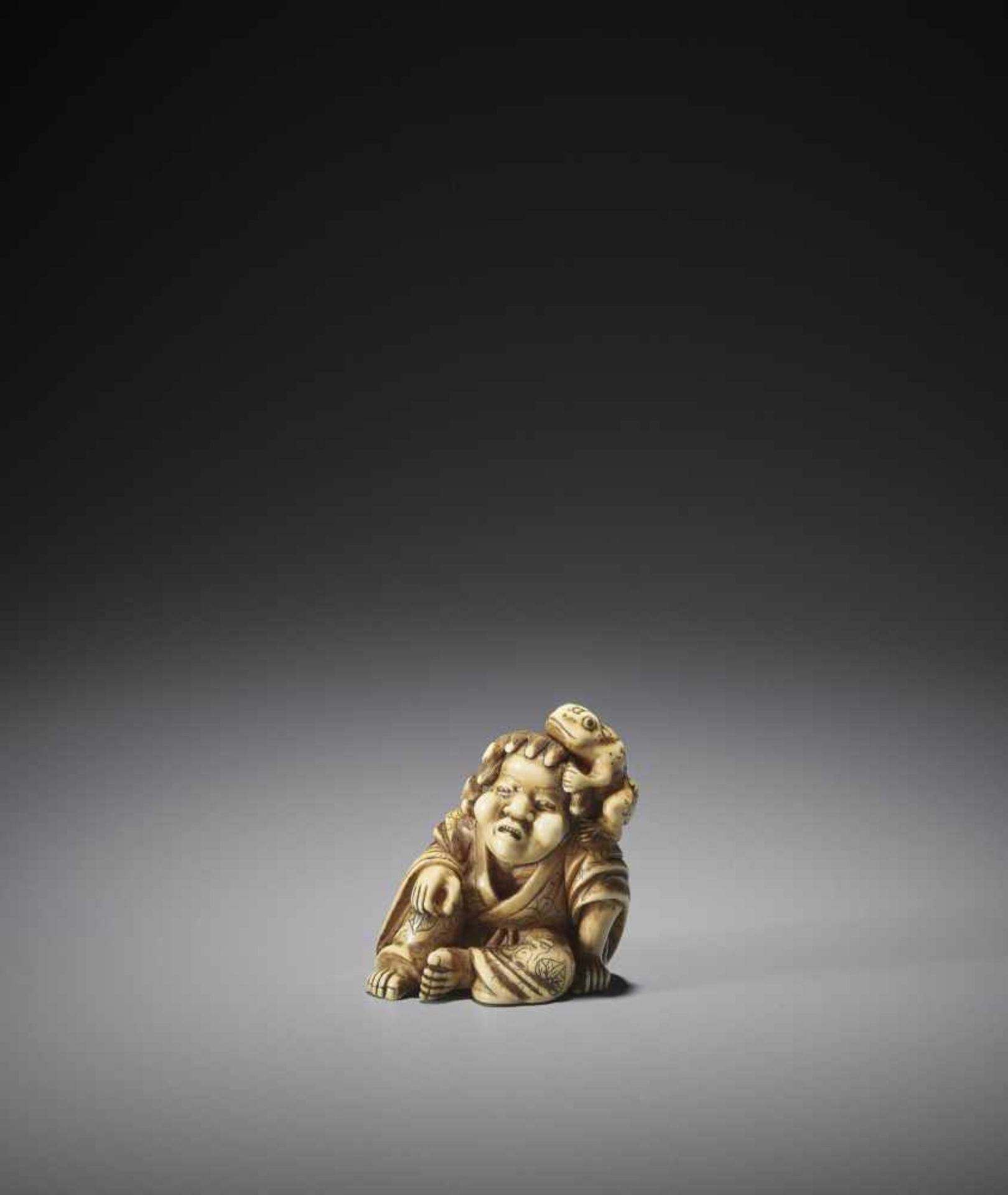 A LARGE AND POWERFUL IVORY NETSUKE OF GAMA SENNIN - Image 6 of 12