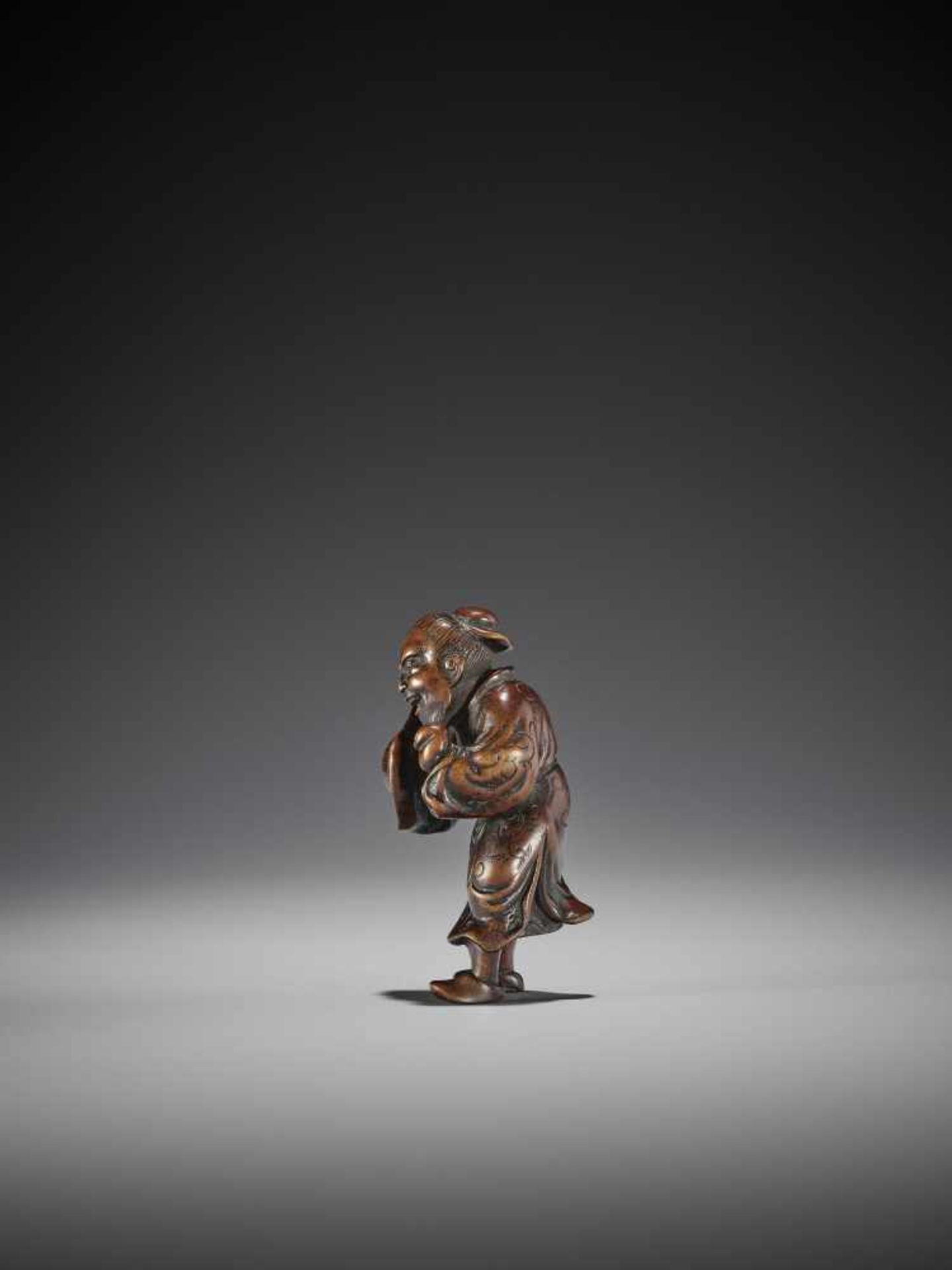 A RARE WOOD NETSUKE OF A CHINESE MAN - Bild 3 aus 7