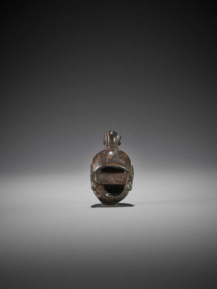 KANO TESSAI: A LACQUERED WOOD MASK NETSUKE OF KONGO-RIKISHI - Image 4 of 5