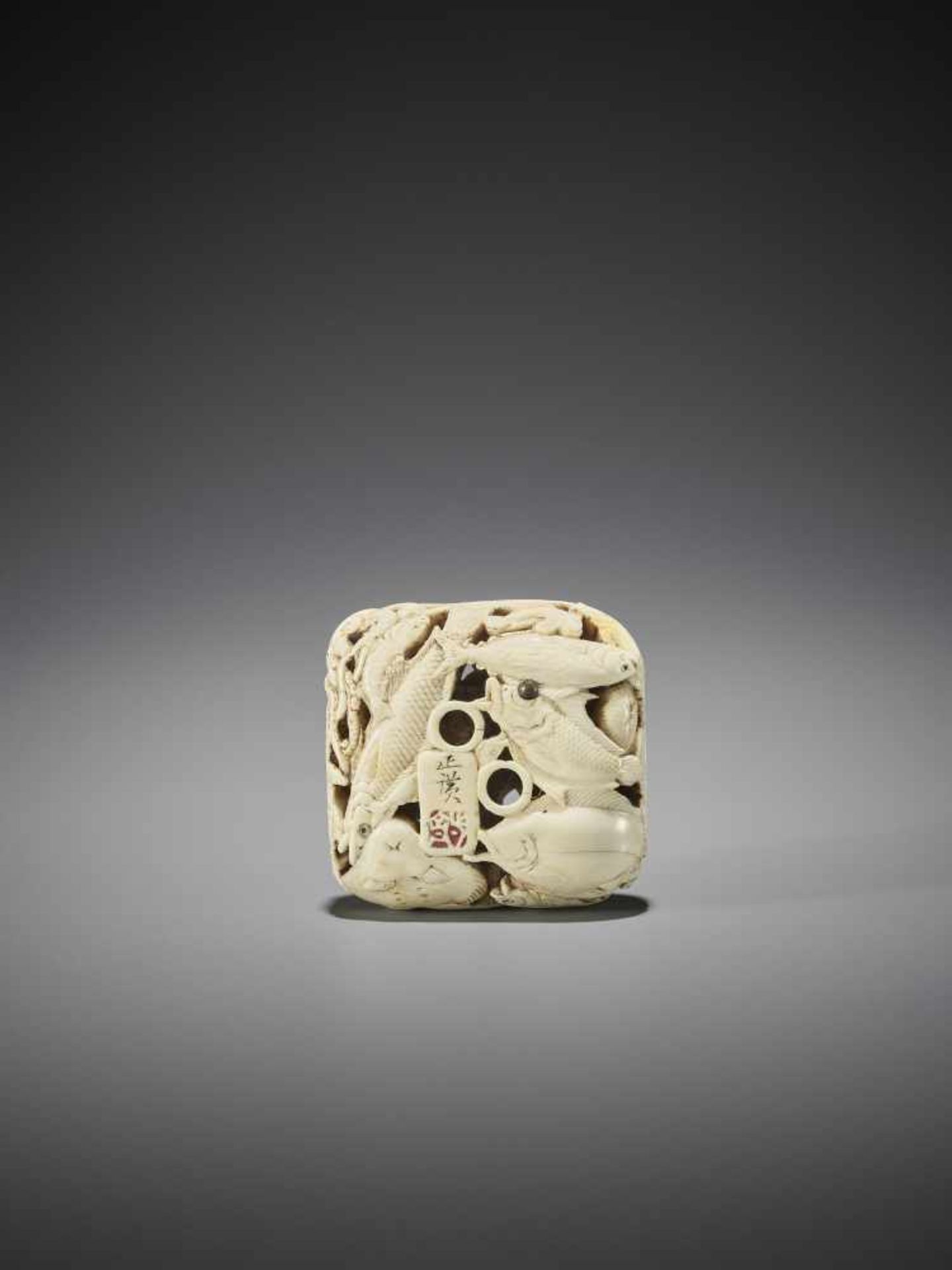 HOSAI MASAHIRO: A LARGE IVORY NETSUKE WITH MARINE LIFE - Bild 5 aus 10