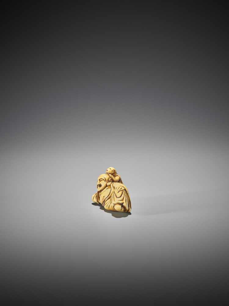 AN EARLY IVORY NETSUKE OF HOTEI WITH KARAKO - Image 3 of 7