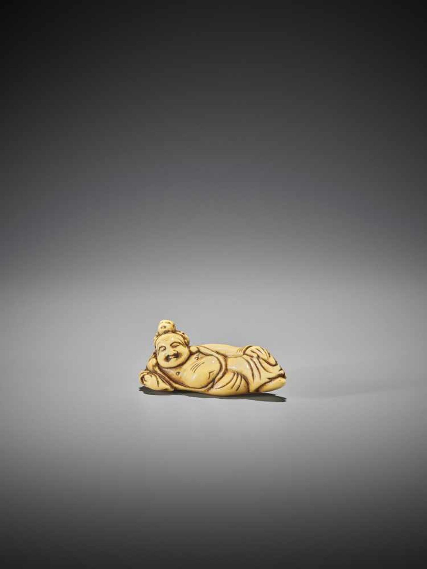 AN EARLY IVORY NETSUKE OF HOTEI WITH KARAKO - Bild 2 aus 7