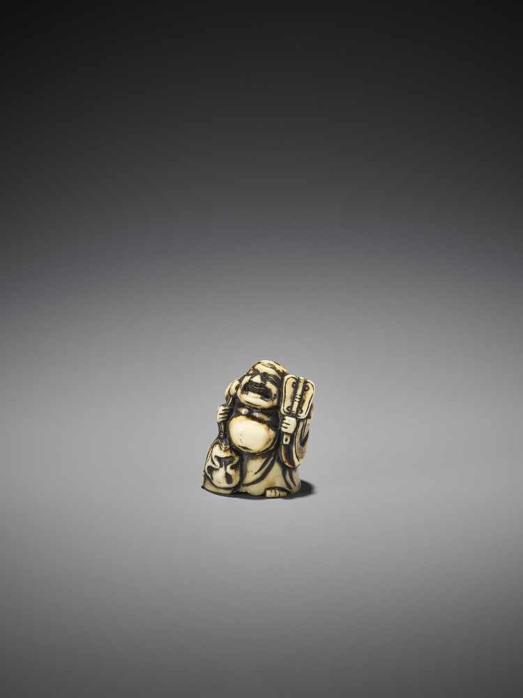 A RARE AND EARLY MARINE IVORY NETSUKE OF A BIZEN MODEL OF HOTEI - Image 5 of 9