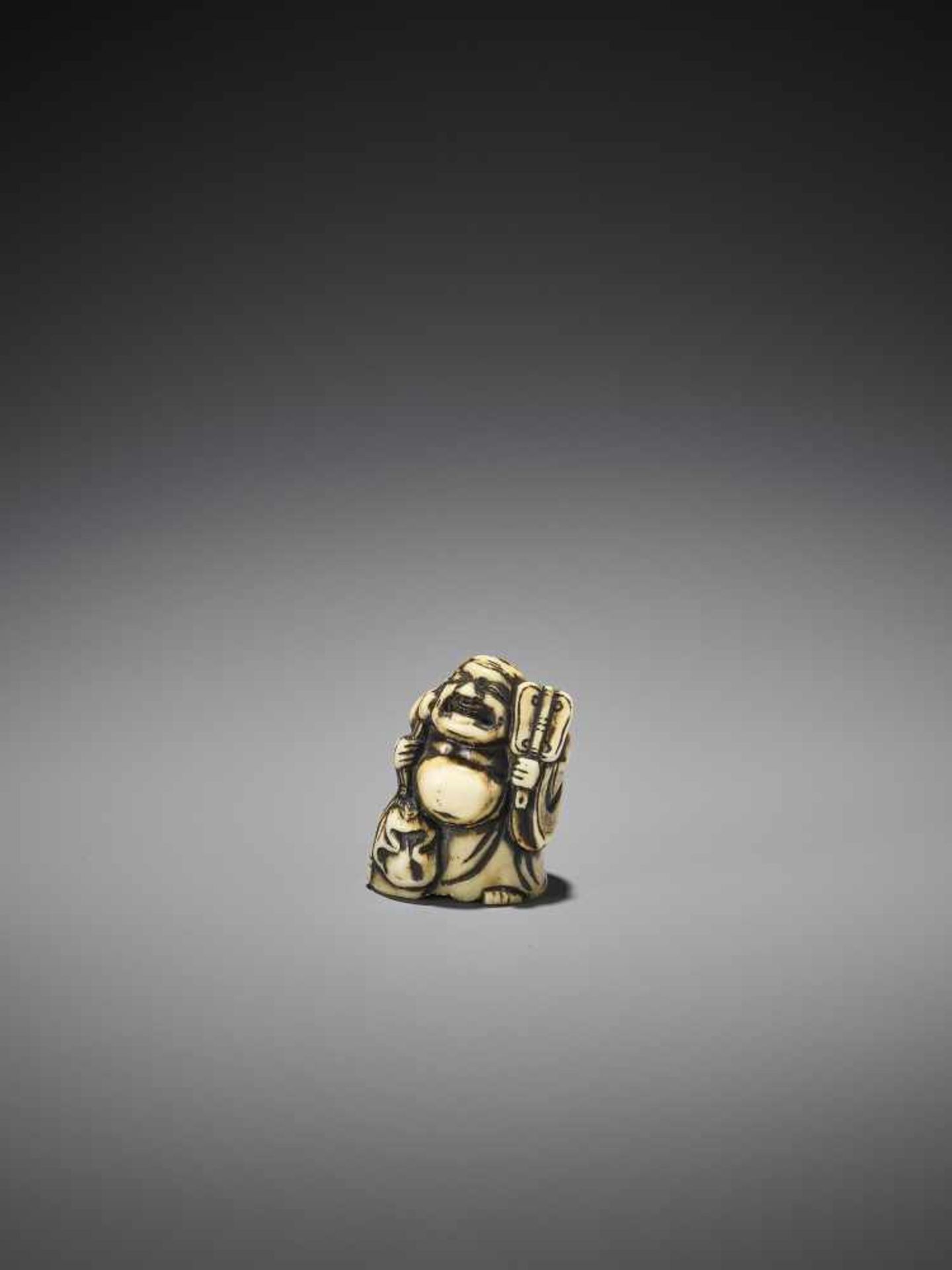 A RARE AND EARLY MARINE IVORY NETSUKE OF A BIZEN MODEL OF HOTEI - Bild 5 aus 9