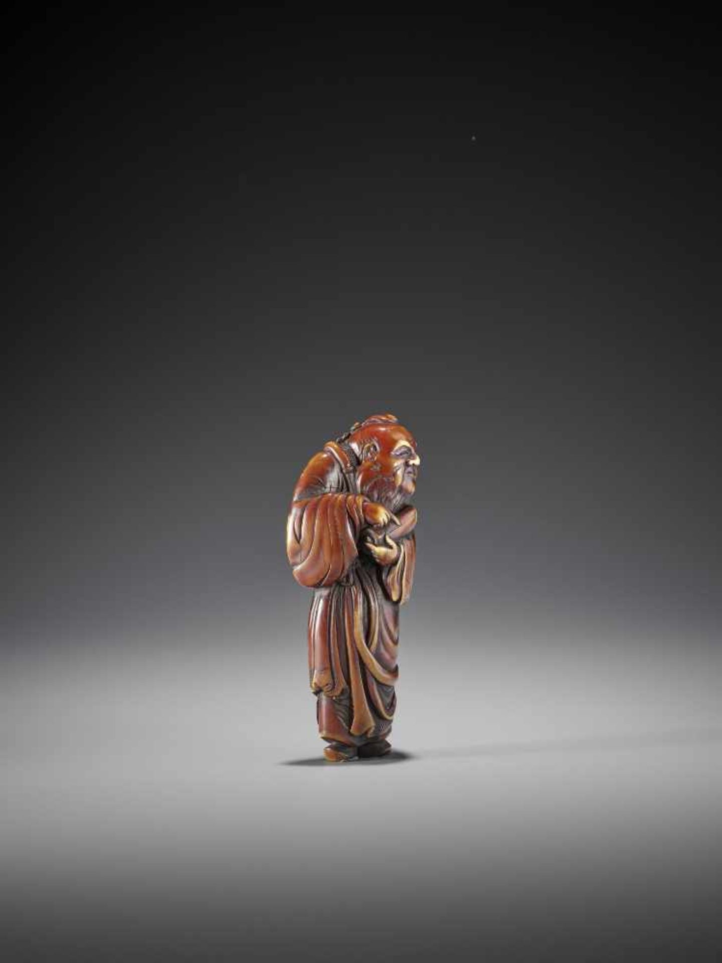 A LARGE STAINED IVORY NETSUKE OF A CHINESE IMMORTAL - Image 6 of 8