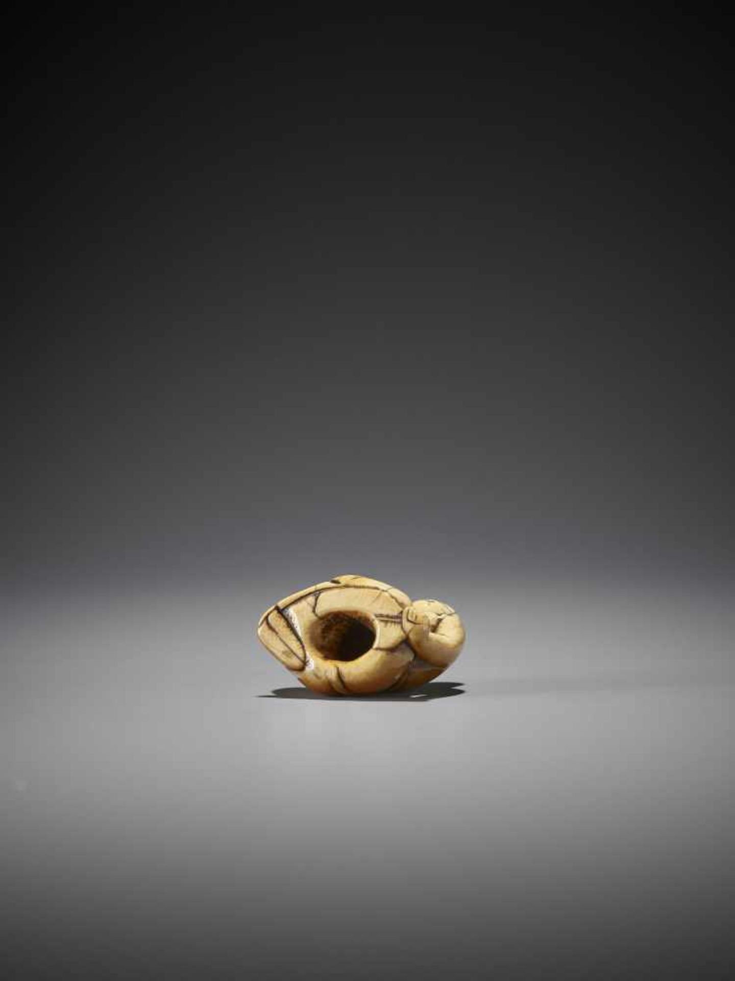 AN EARLY IVORY NETSUKE OF HOTEI - Image 8 of 8