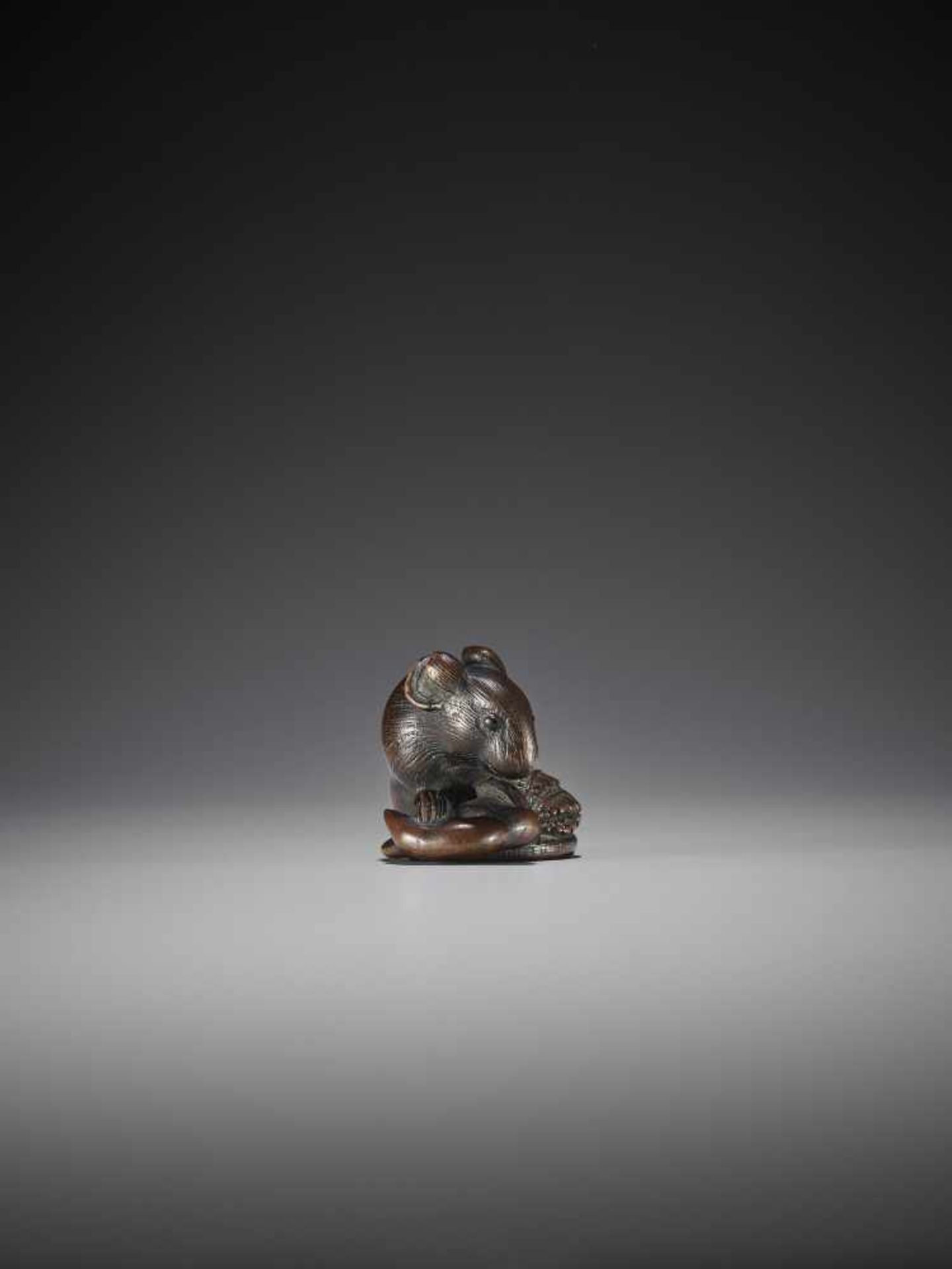 A FINE KYOTO SCHOOL WOOD NETSUKE OF A RAT WITH DAIKON - Bild 7 aus 8