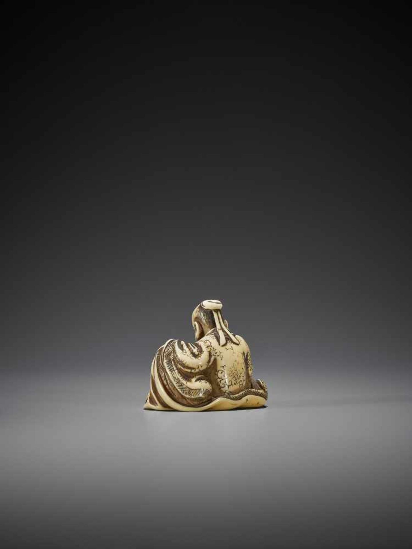 HOSHIN: A RARE IVORY NETSUKE OF A CHINESE SAGE WITH SNAKE - Image 6 of 13