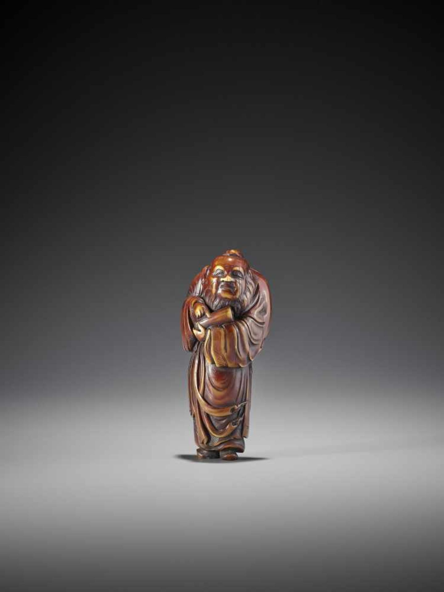 A LARGE STAINED IVORY NETSUKE OF A CHINESE IMMORTAL - Bild 2 aus 8