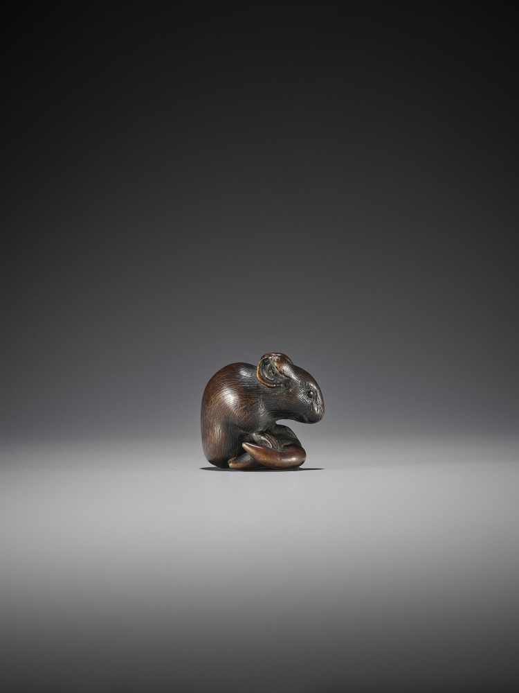 A FINE KYOTO SCHOOL WOOD NETSUKE OF A RAT WITH DAIKON - Image 6 of 8