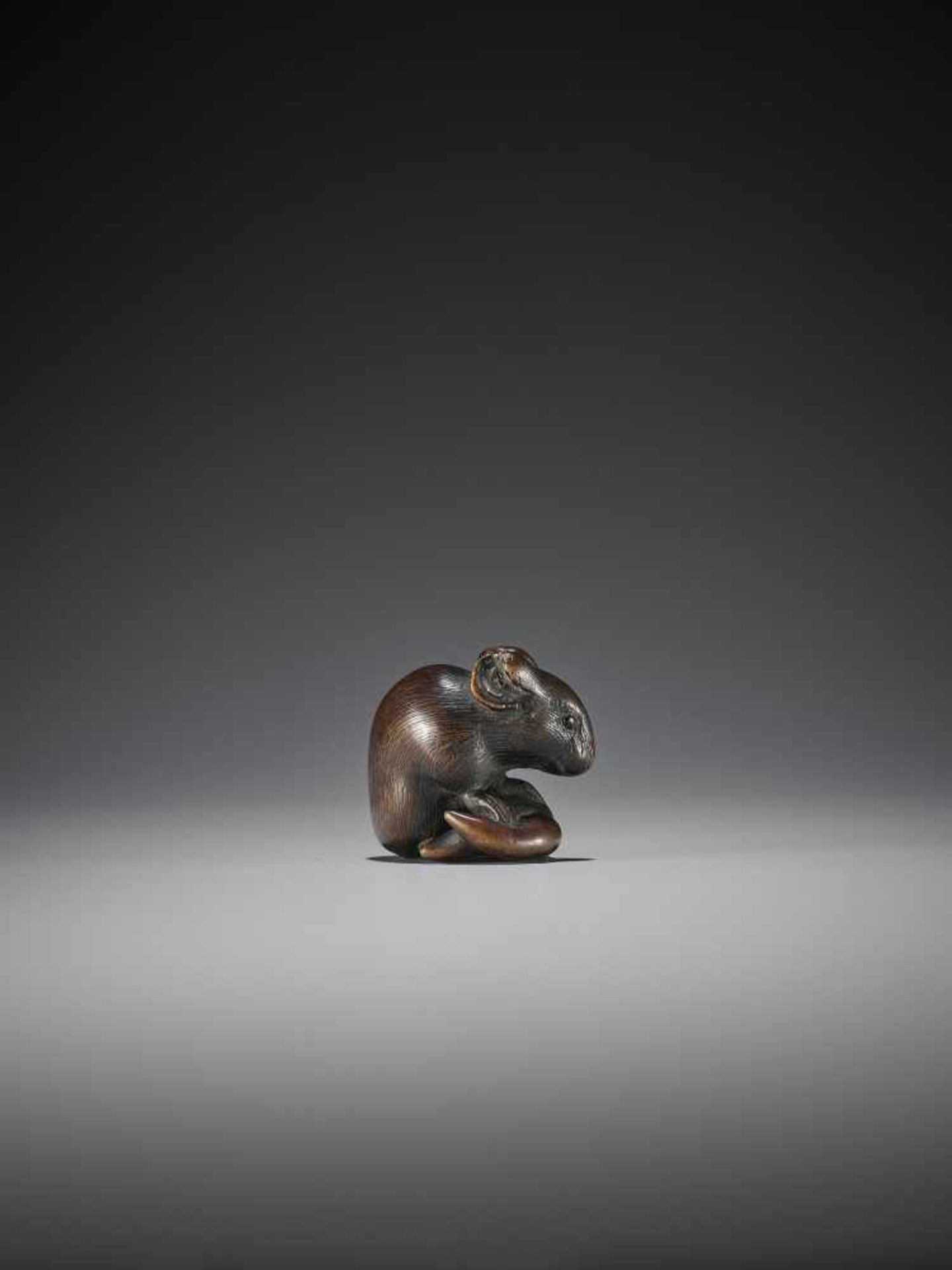 A FINE KYOTO SCHOOL WOOD NETSUKE OF A RAT WITH DAIKON - Bild 6 aus 8