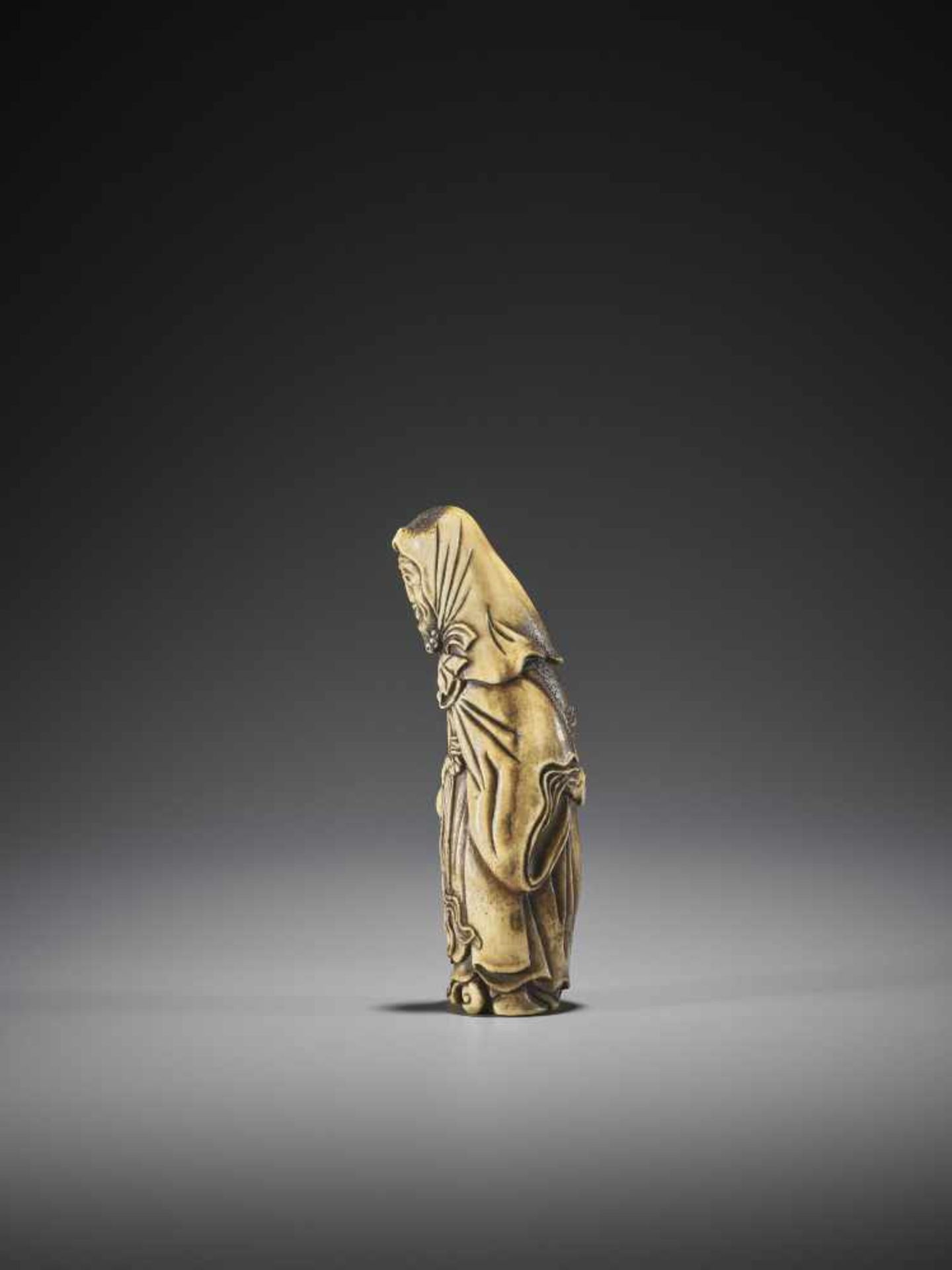 A SUPERB AND UNUSUAL STAG ANTLER NETSUKE OF A FOREIGNER - Image 6 of 10