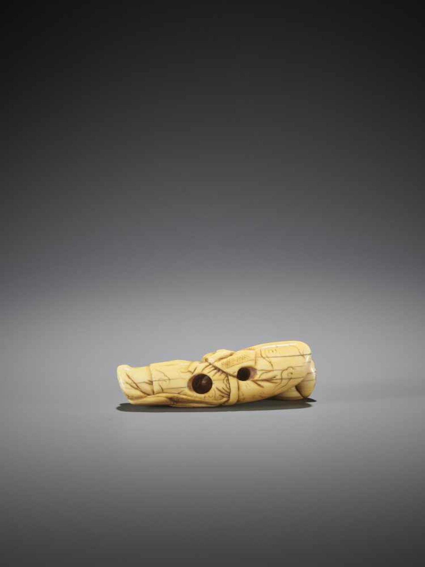 AN EARLY IVORY NETSUKE OF A RECLINING BUGAKU DANCER - Bild 10 aus 11