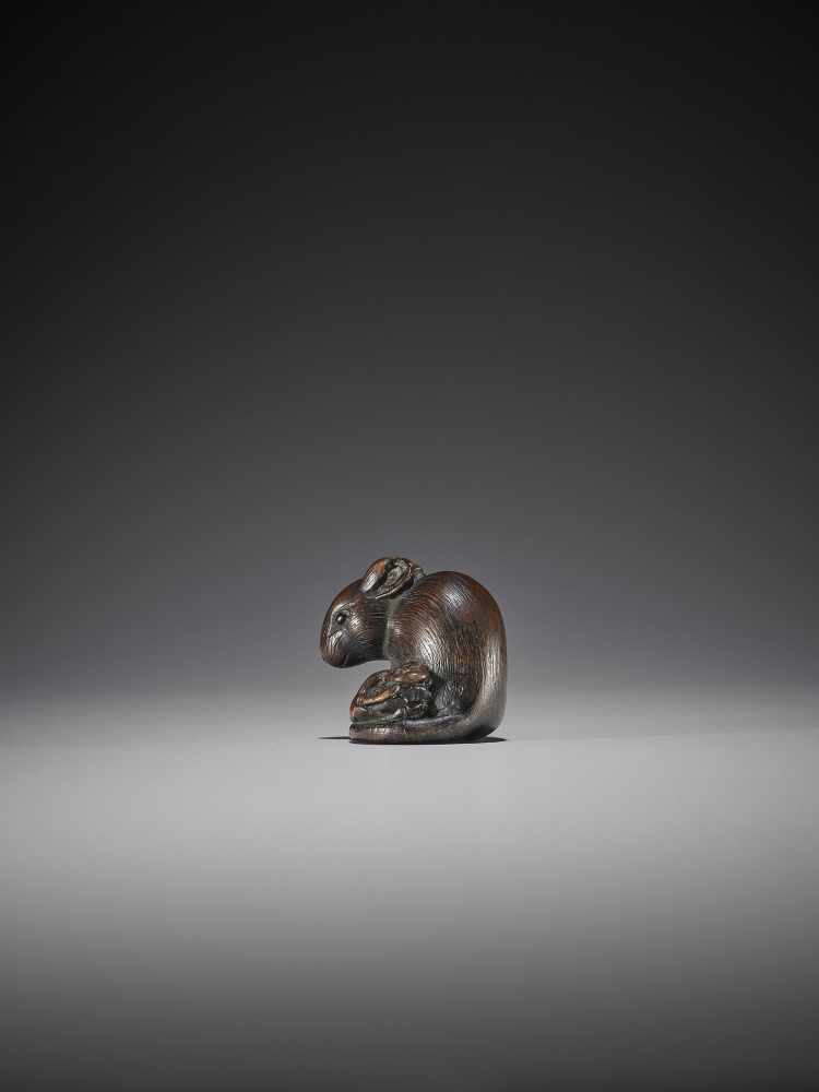 A FINE KYOTO SCHOOL WOOD NETSUKE OF A RAT WITH DAIKON - Image 4 of 8