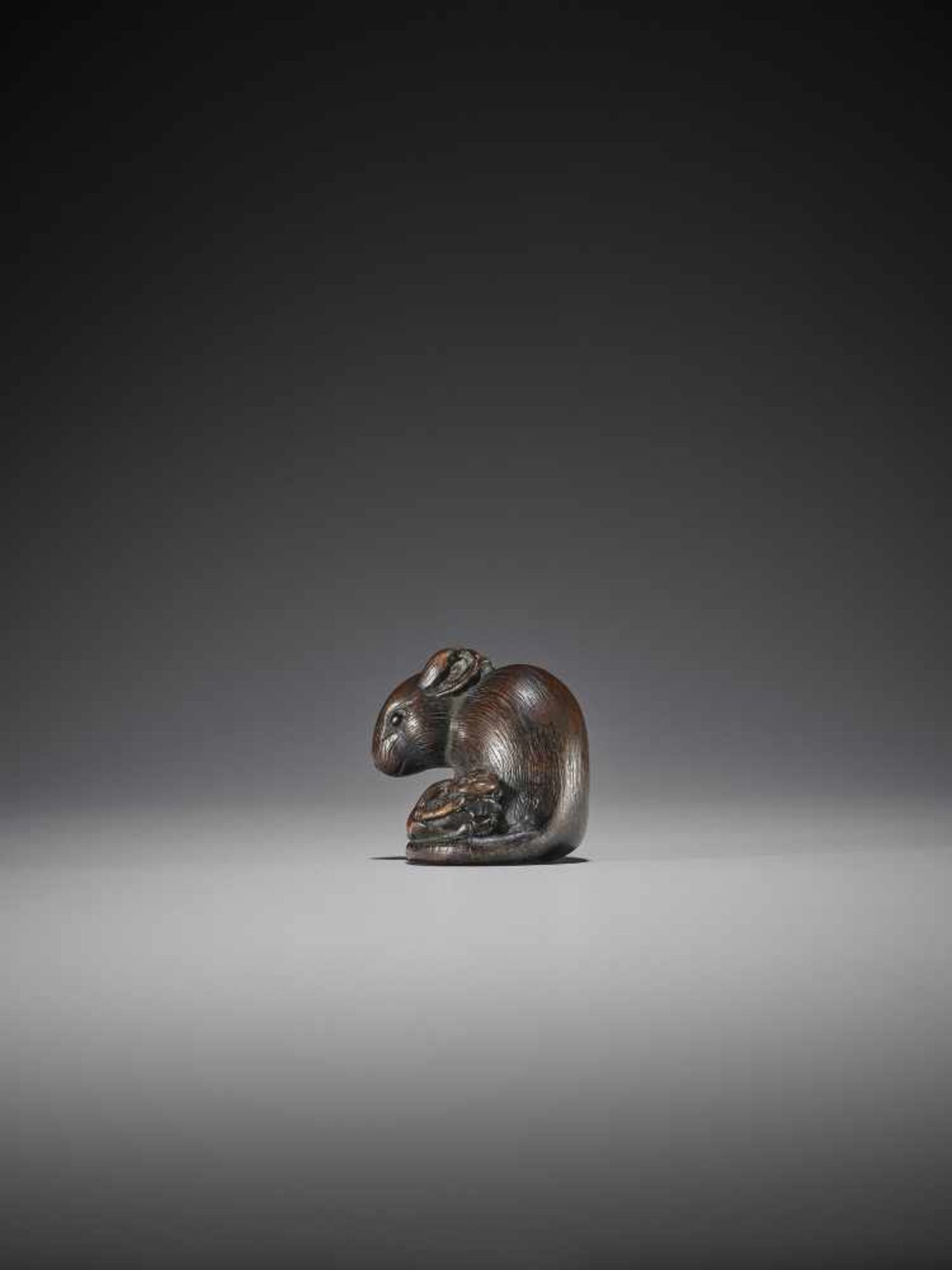 A FINE KYOTO SCHOOL WOOD NETSUKE OF A RAT WITH DAIKON - Bild 4 aus 8