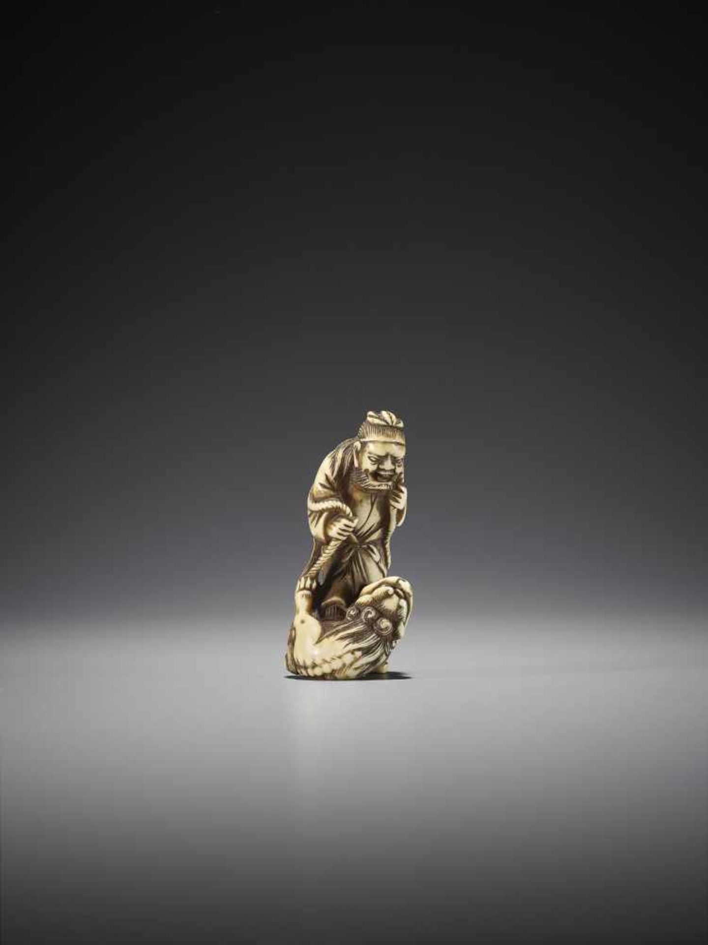 A RARE IVORY NETSUKE OF A CHINESE SAGE WITH SHISHI - Bild 6 aus 7