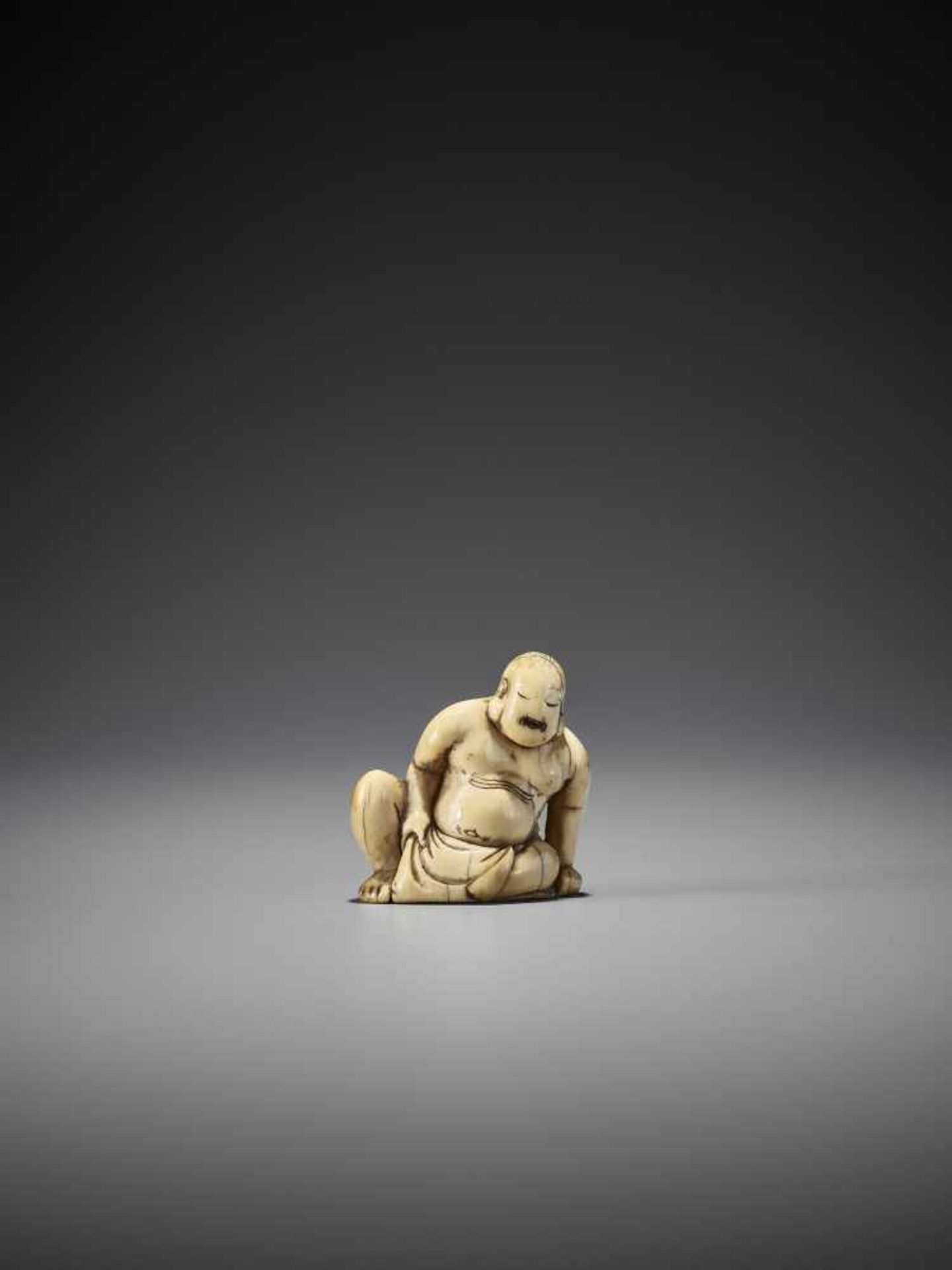 AN EARLY IVORY NETSUKE OF HOTEI - Image 5 of 8