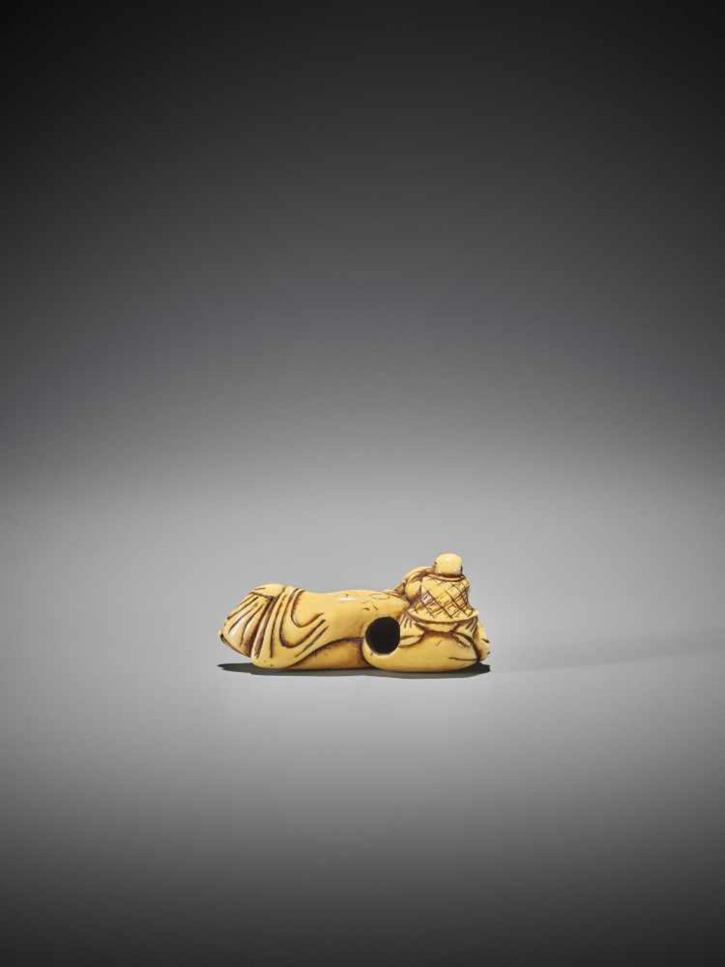 AN EARLY IVORY NETSUKE OF HOTEI WITH KARAKO - Bild 4 aus 7