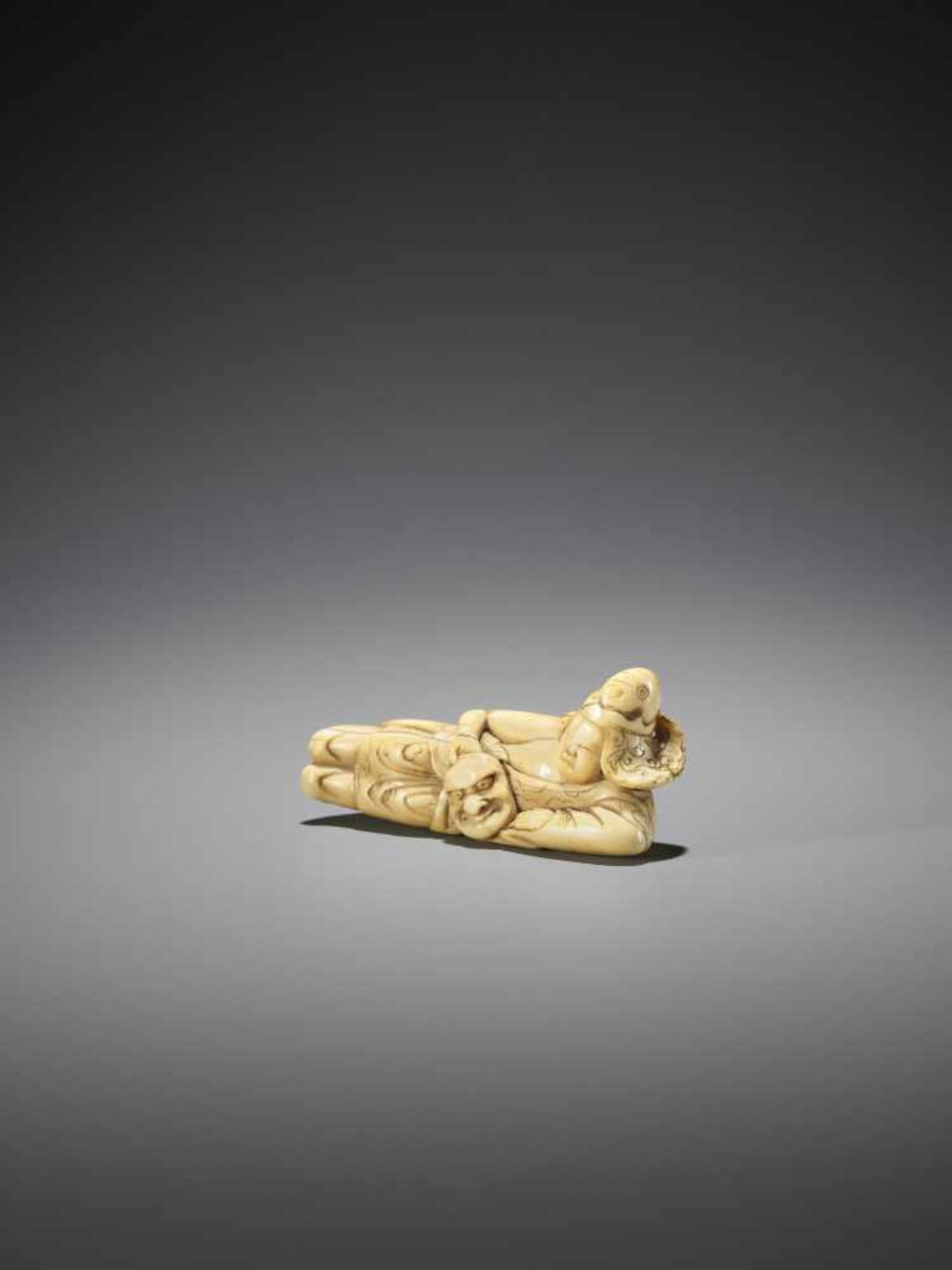 AN EARLY IVORY NETSUKE OF A RECLINING BUGAKU DANCER - Bild 5 aus 11