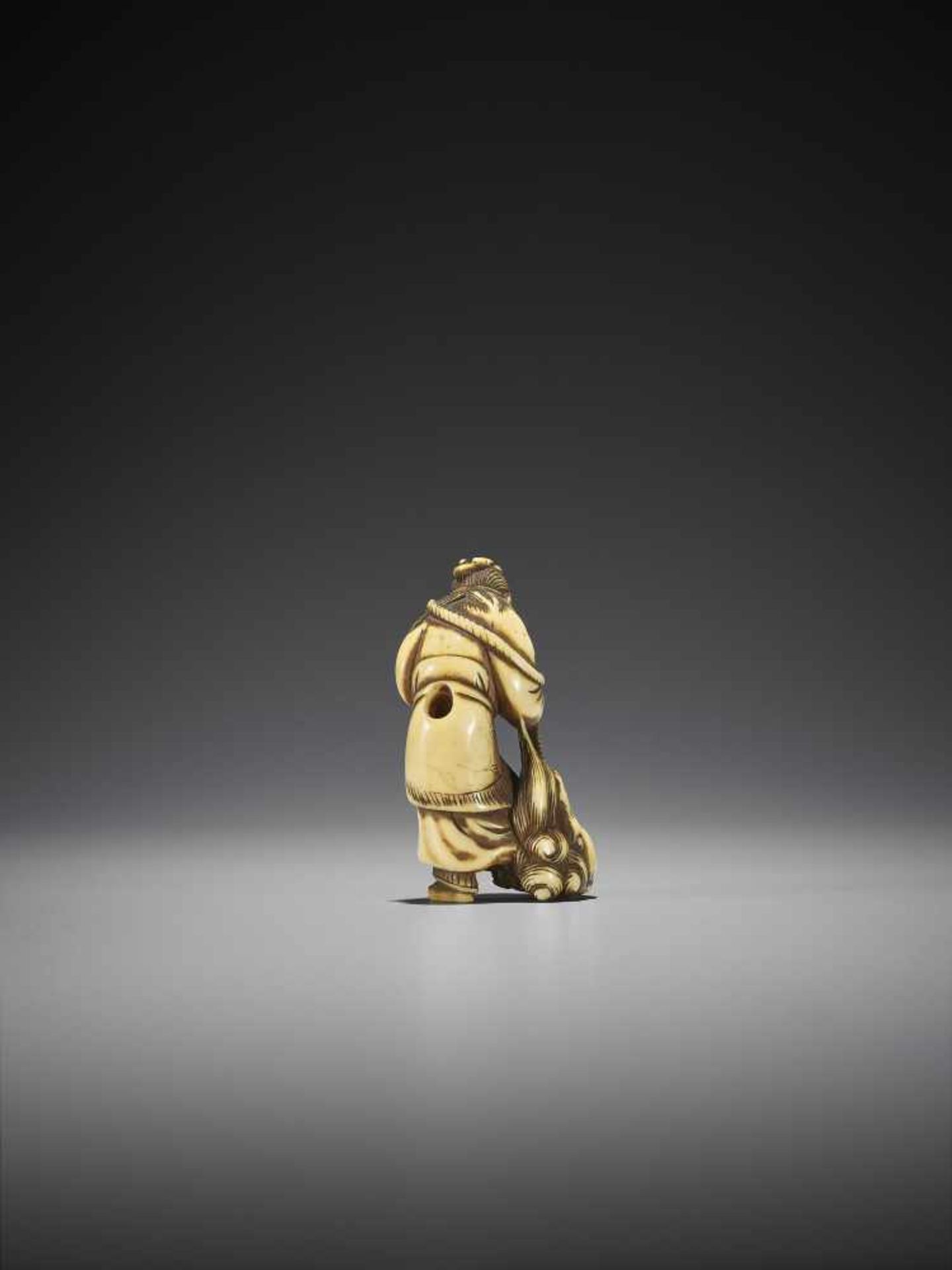 A RARE IVORY NETSUKE OF A CHINESE SAGE WITH SHISHI - Bild 2 aus 7