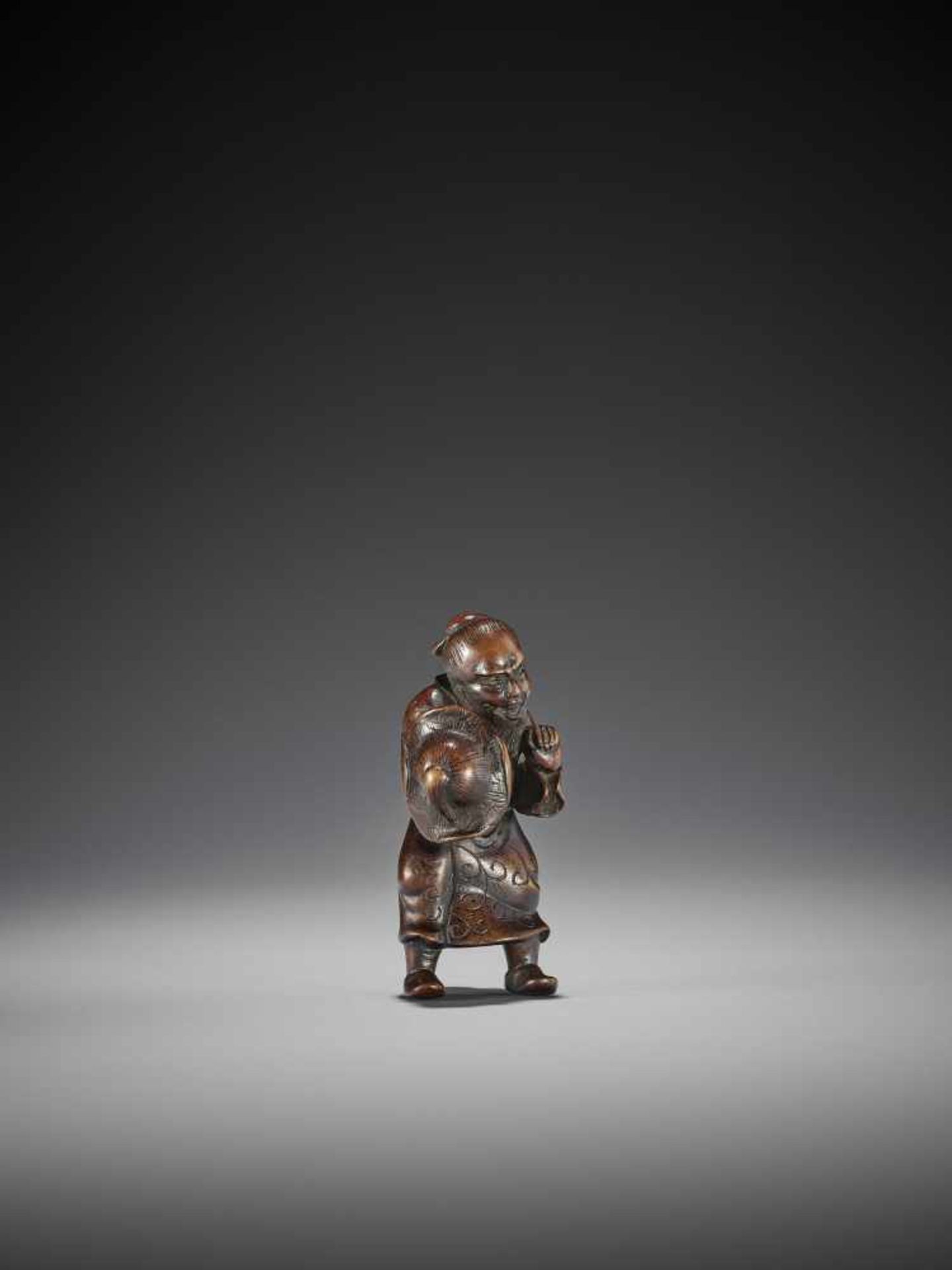 A RARE WOOD NETSUKE OF A CHINESE MAN - Image 6 of 7