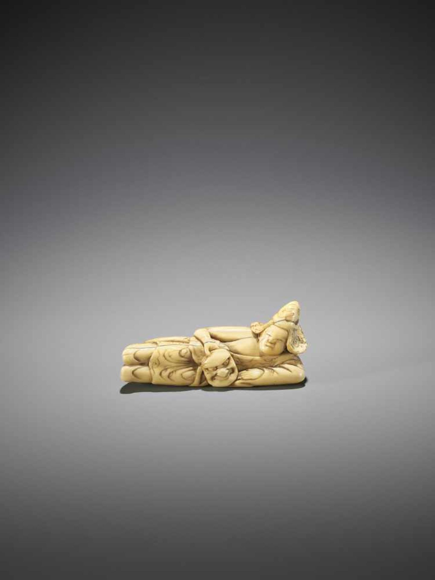 AN EARLY IVORY NETSUKE OF A RECLINING BUGAKU DANCER - Bild 9 aus 11