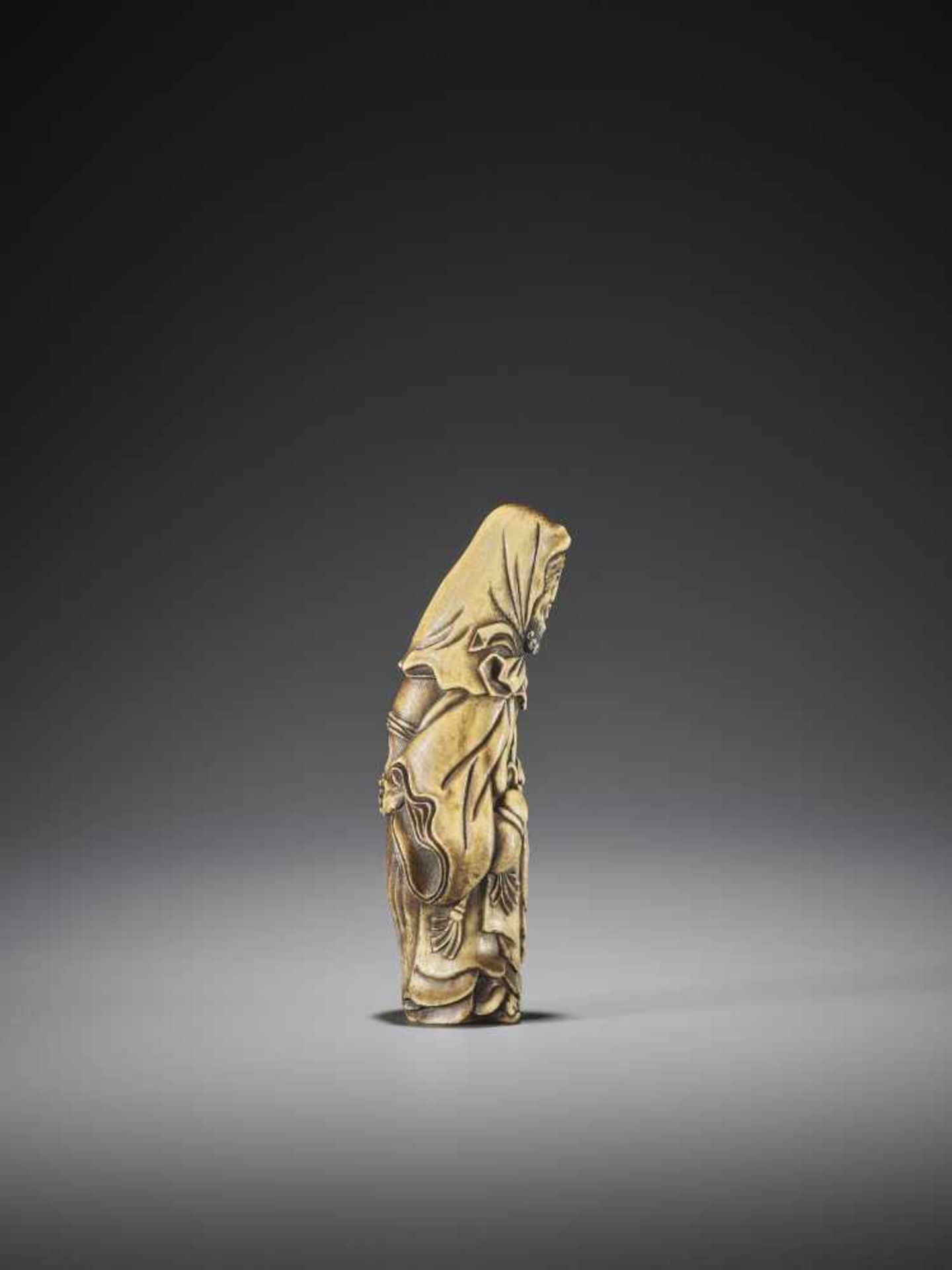 A SUPERB AND UNUSUAL STAG ANTLER NETSUKE OF A FOREIGNER - Image 7 of 10